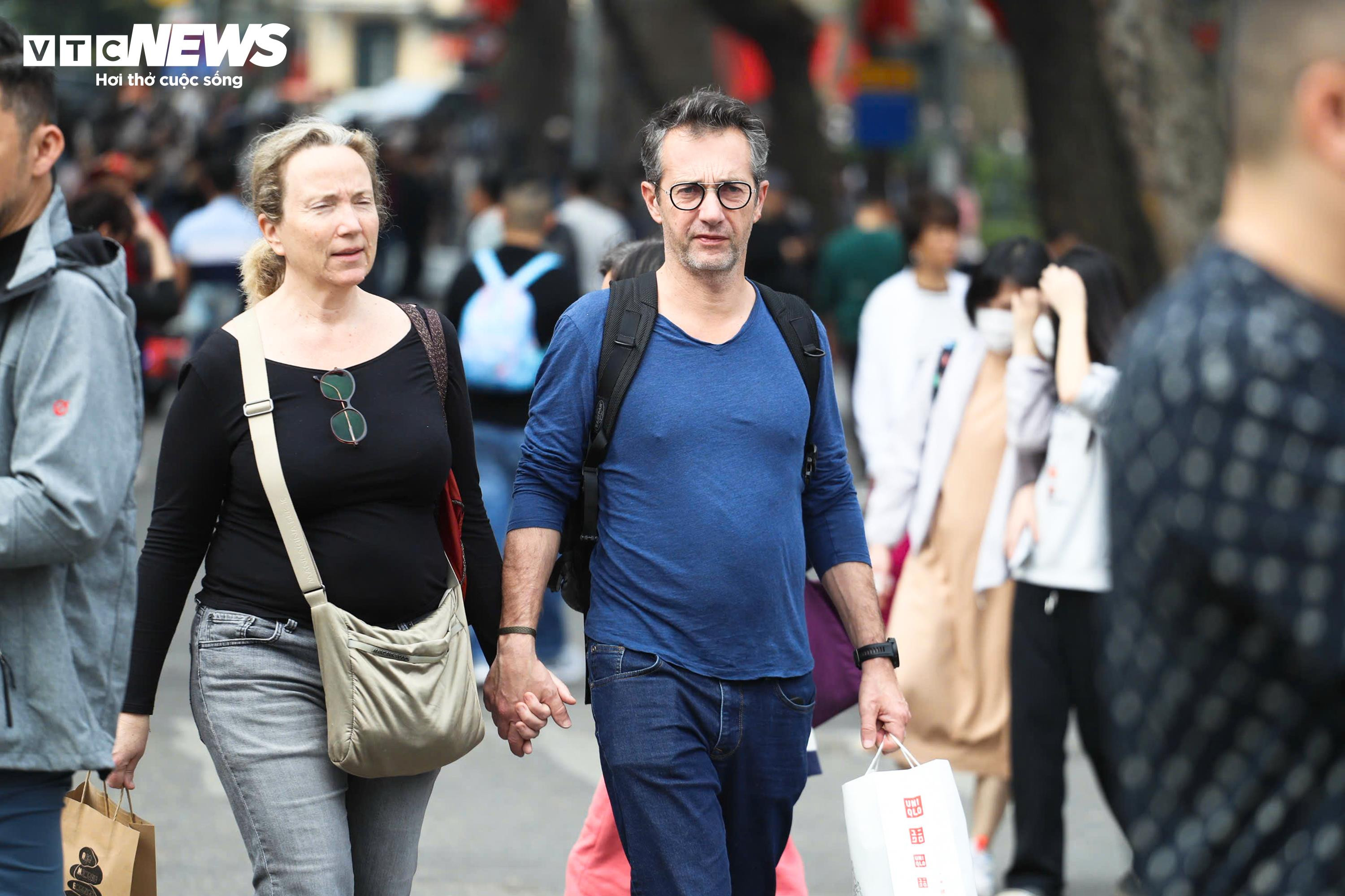 Người Hà Nội đổ về Hồ Gươm, diện áo dài chụp ảnh trong ngày đầu năm mới - 15