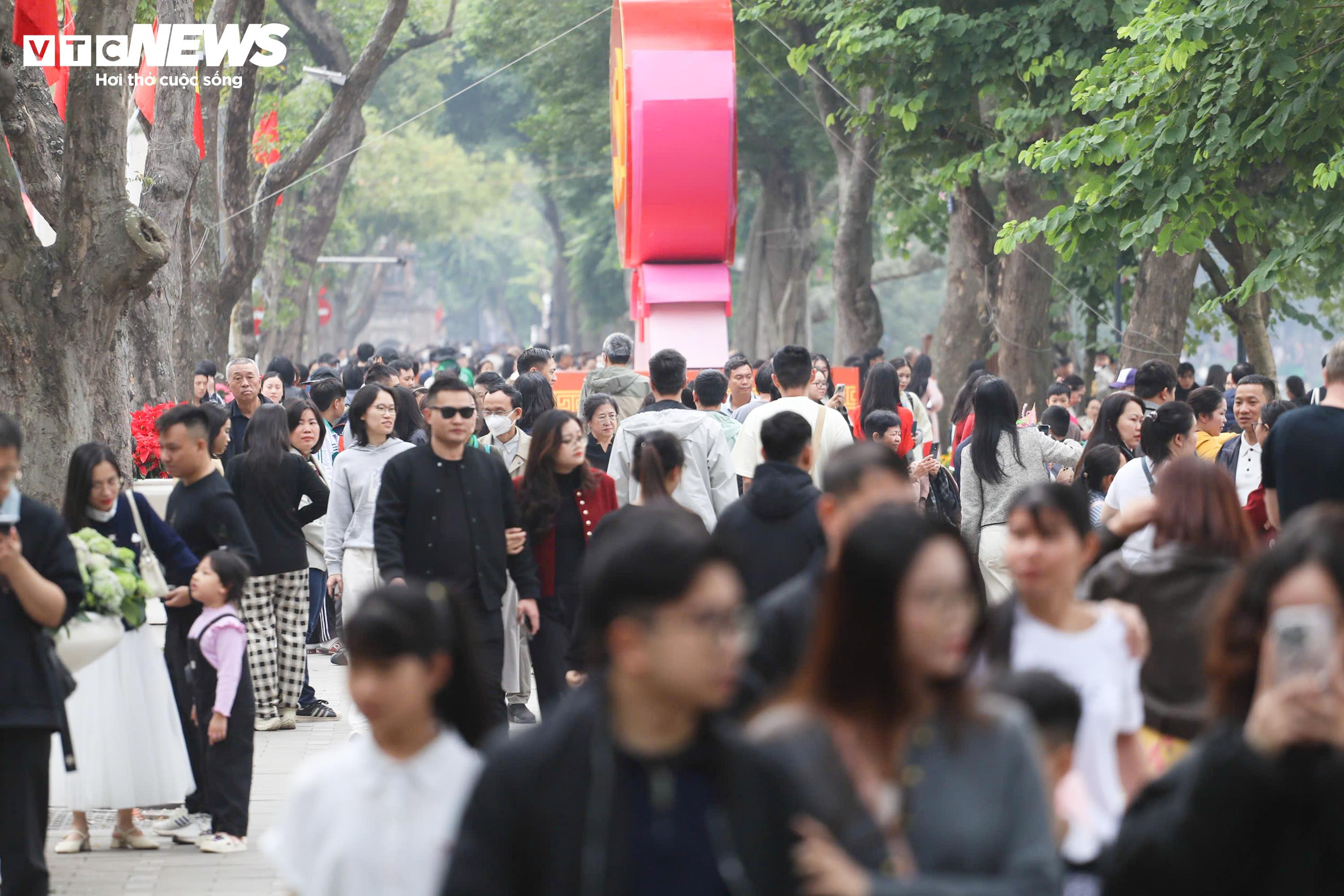 Người Hà Nội đổ về Hồ Gươm, diện áo dài chụp ảnh trong ngày đầu năm mới - 16