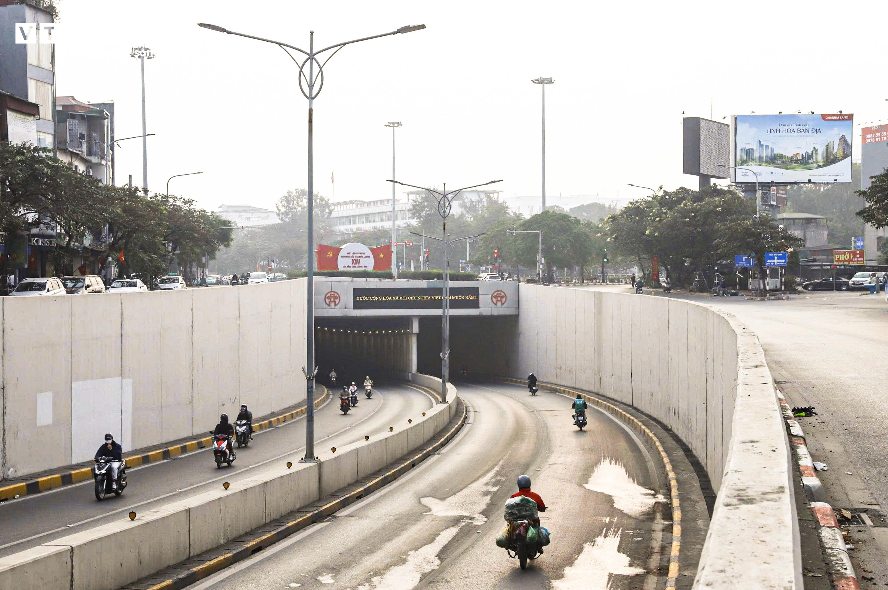 Người Hà Nội đổ về Hồ Gươm, diện áo dài chụp ảnh trong ngày đầu năm mới - 17