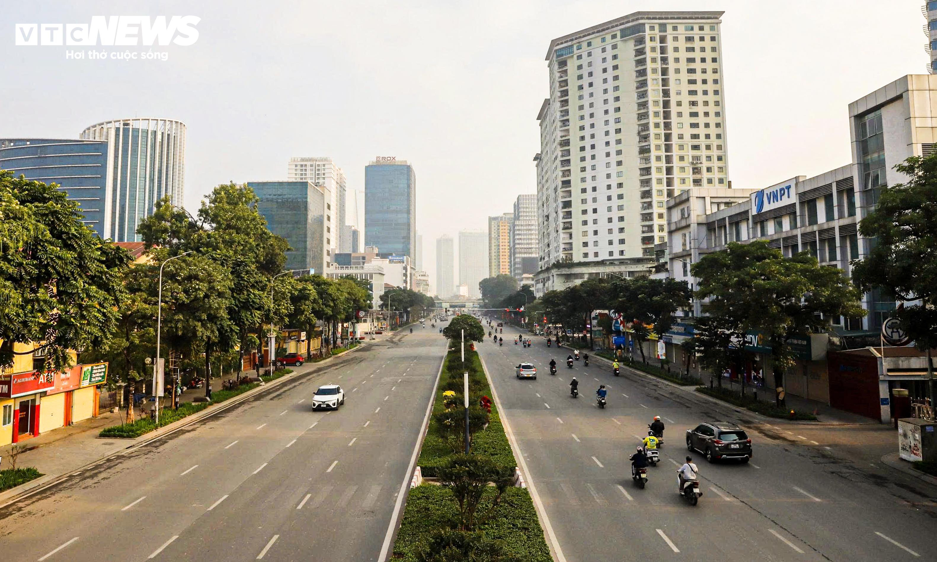 Người Hà Nội đổ về Hồ Gươm, diện áo dài chụp ảnh trong ngày đầu năm mới - 18