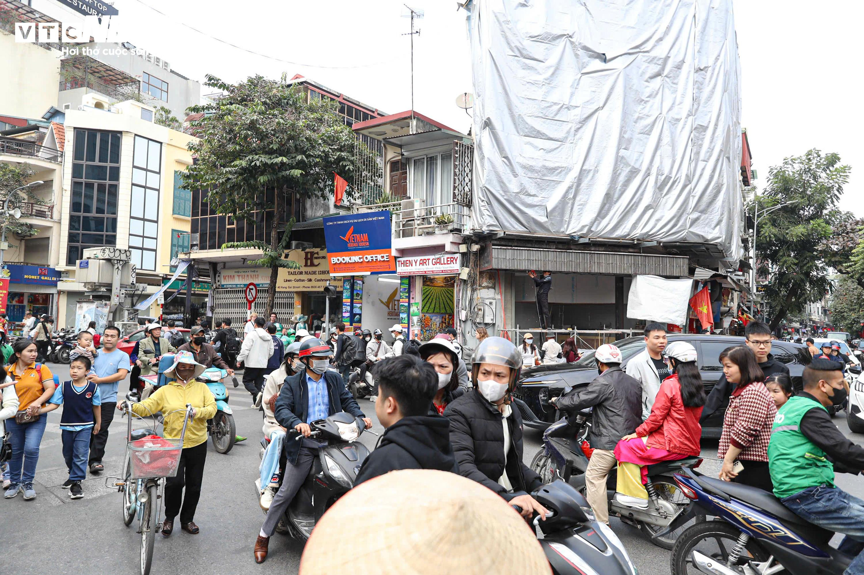 Người Hà Nội đổ về Hồ Gươm, diện áo dài chụp ảnh trong ngày đầu năm mới - 2