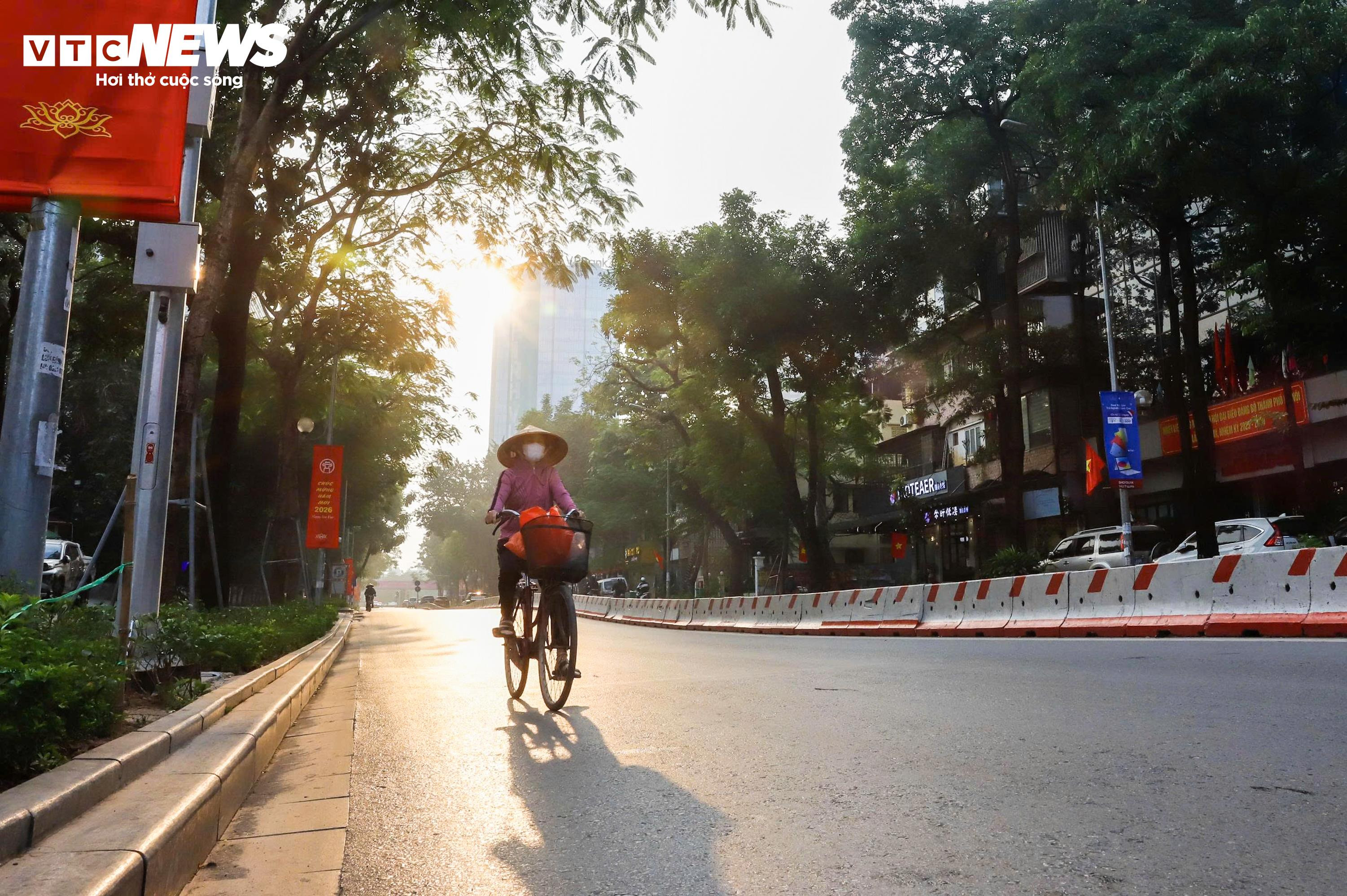 Người Hà Nội đổ về Hồ Gươm, diện áo dài chụp ảnh trong ngày đầu năm mới - 19