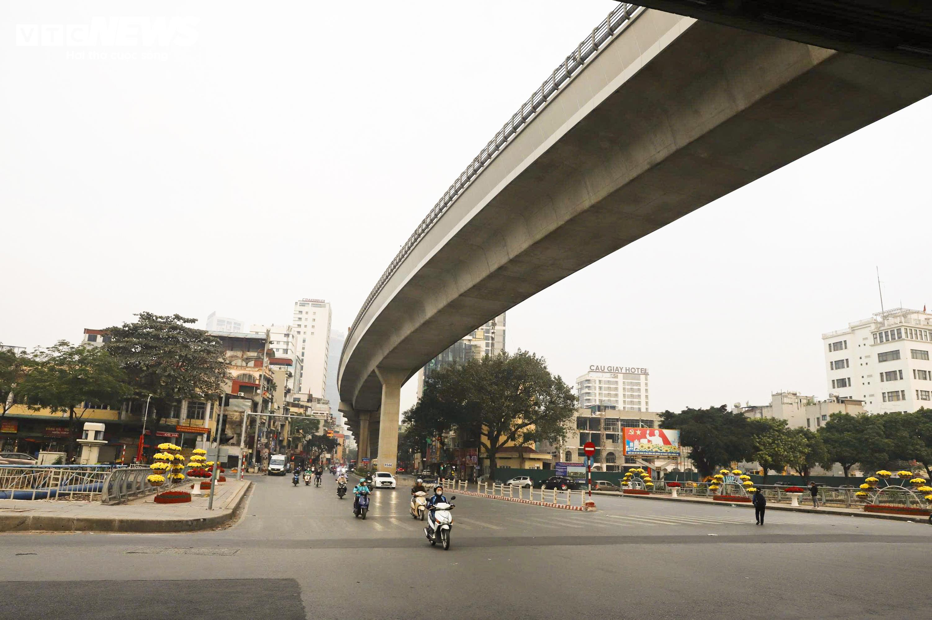 Người Hà Nội đổ về Hồ Gươm, diện áo dài chụp ảnh trong ngày đầu năm mới - 20