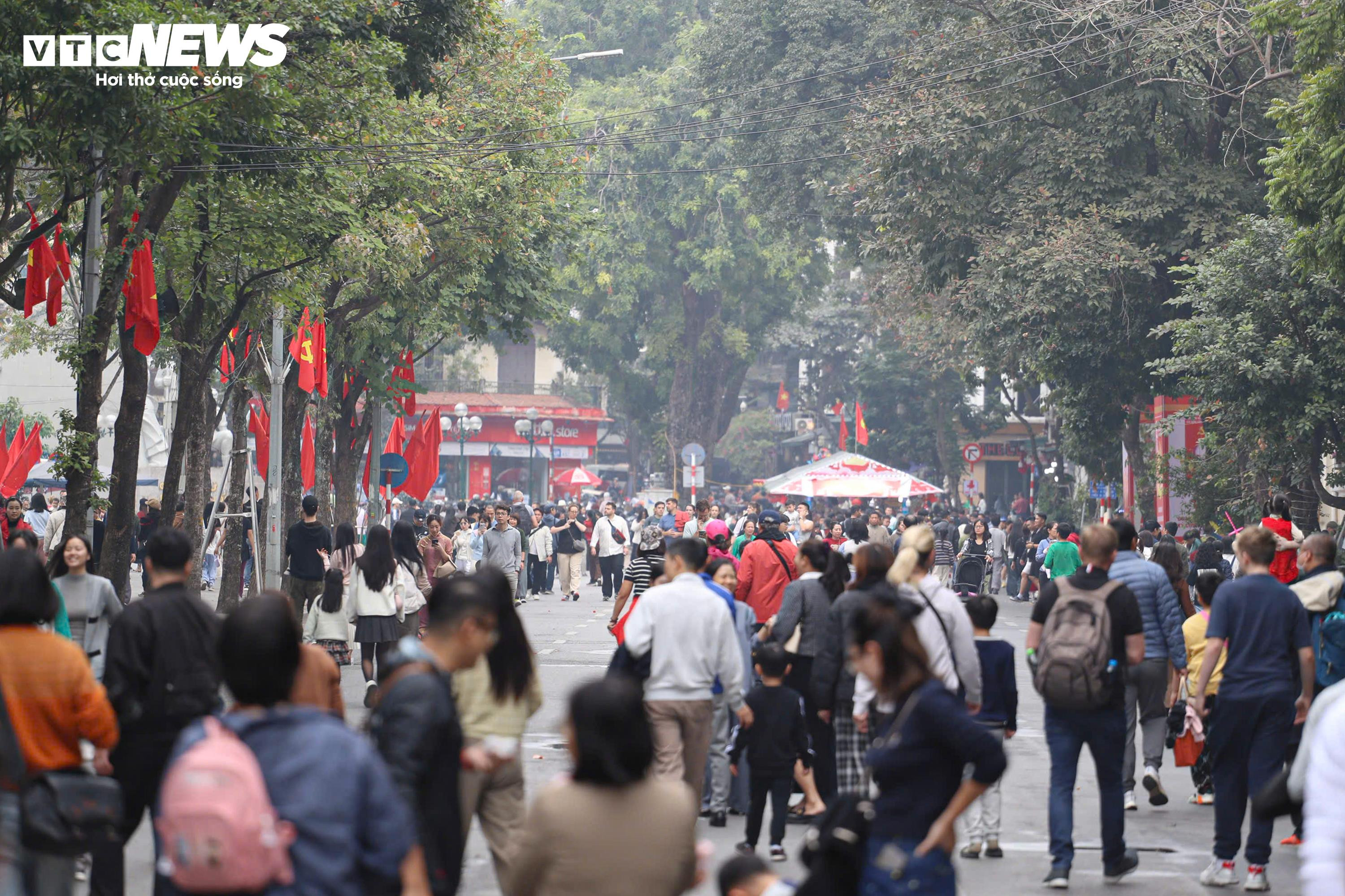 Người Hà Nội đổ về Hồ Gươm, diện áo dài chụp ảnh trong ngày đầu năm mới - 3