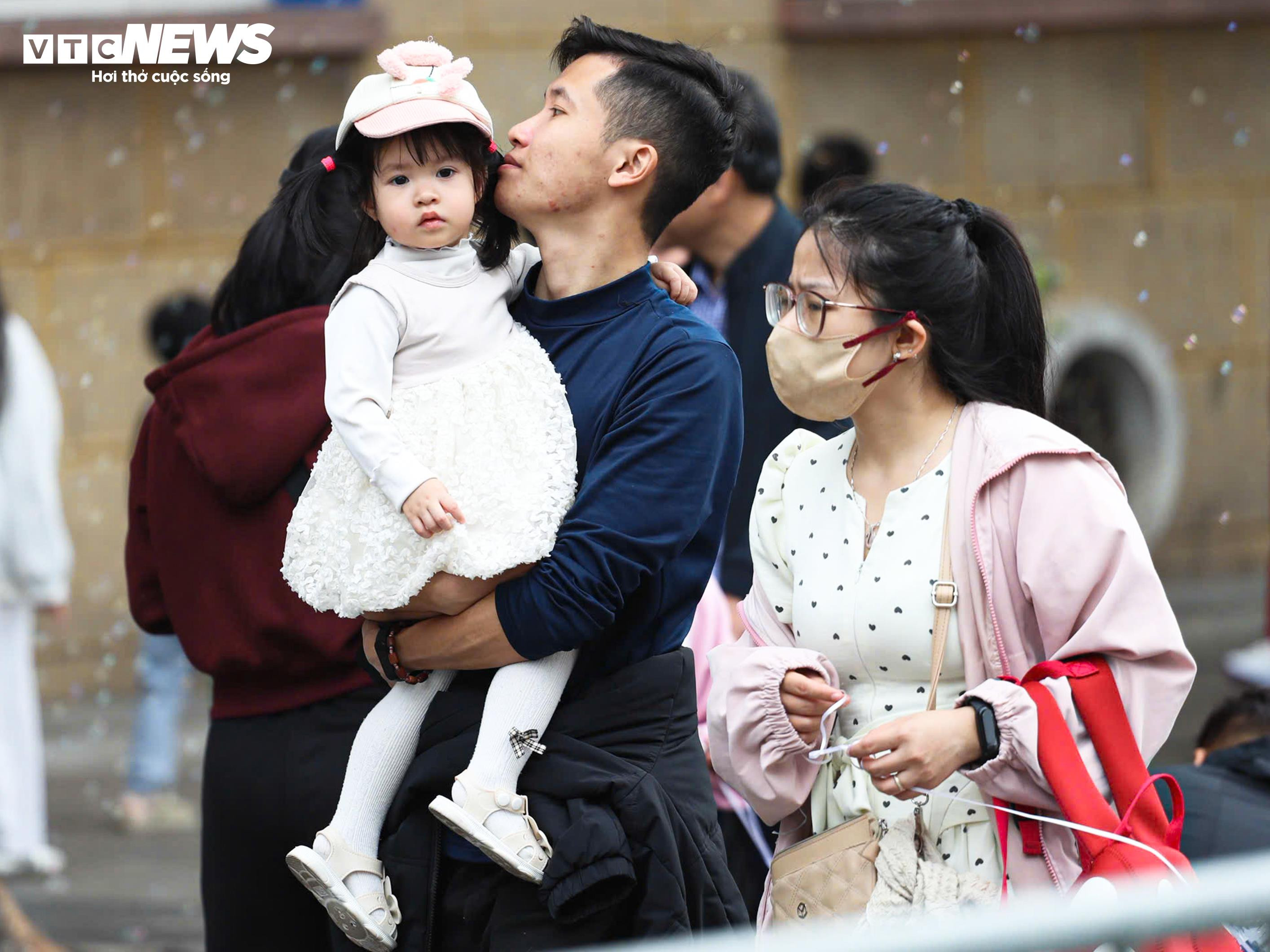 Người Hà Nội đổ về Hồ Gươm, diện áo dài chụp ảnh trong ngày đầu năm mới - 5