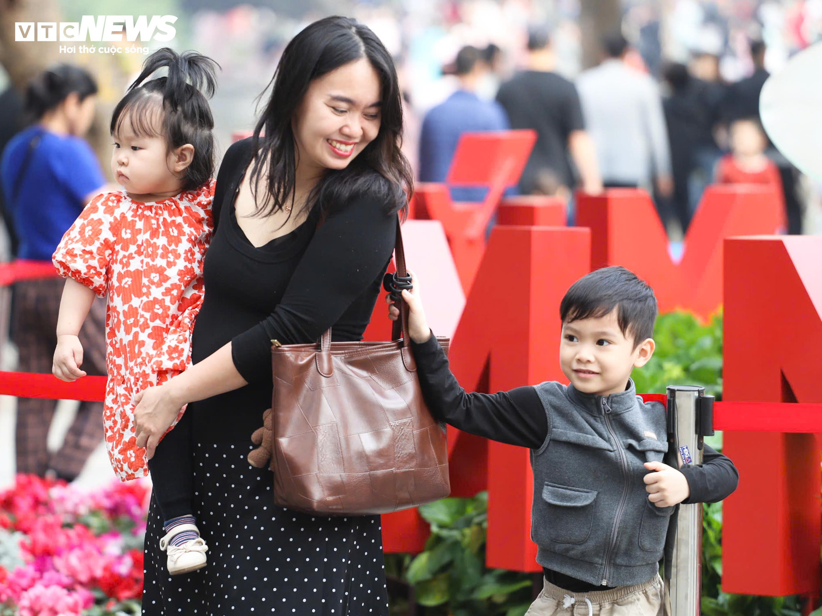 Người Hà Nội đổ về Hồ Gươm, diện áo dài chụp ảnh trong ngày đầu năm mới - 4