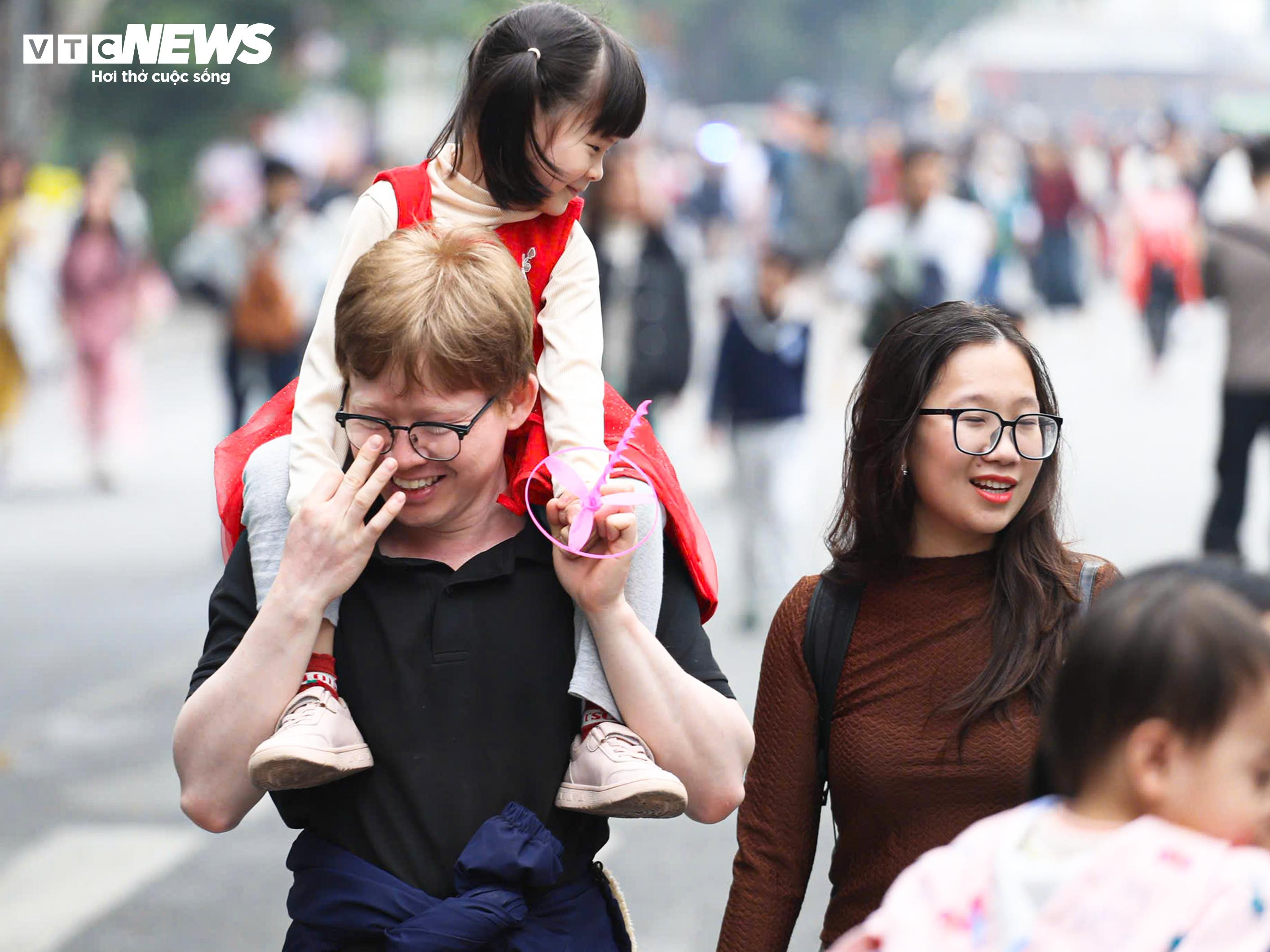 Người Hà Nội đổ về Hồ Gươm, diện áo dài chụp ảnh trong ngày đầu năm mới - 6
