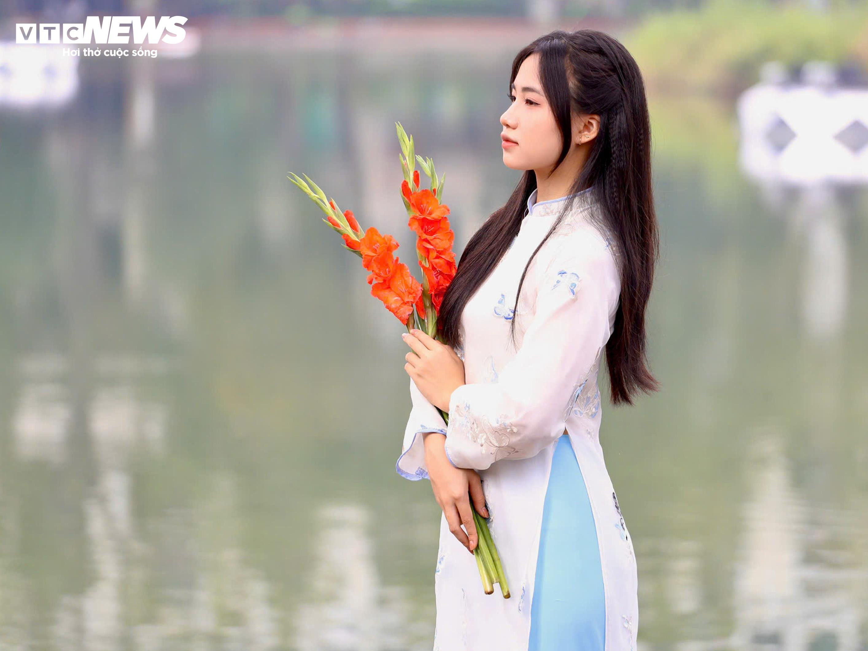 Người Hà Nội đổ về Hồ Gươm, diện áo dài chụp ảnh trong ngày đầu năm mới - 10