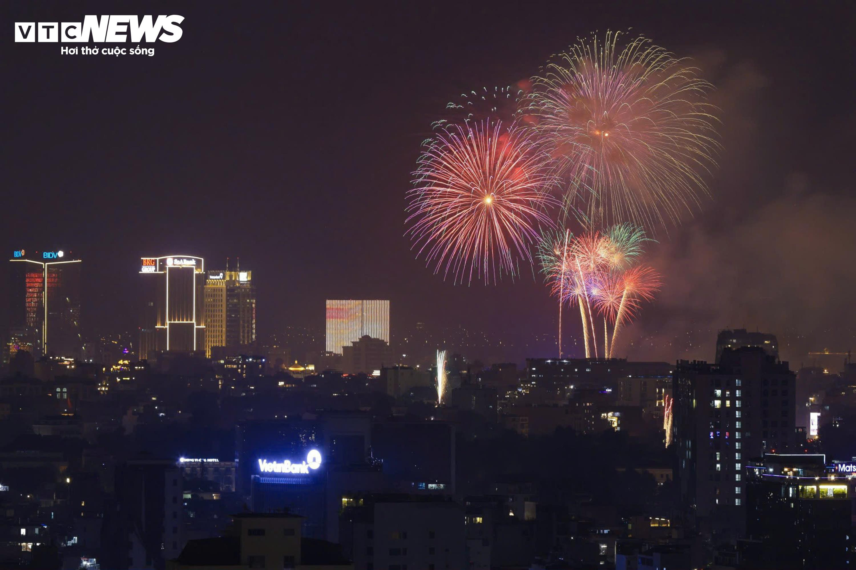 Khoảnh khắc đếm ngược và pháo hoa rực sáng chào năm mới 2026 - 10