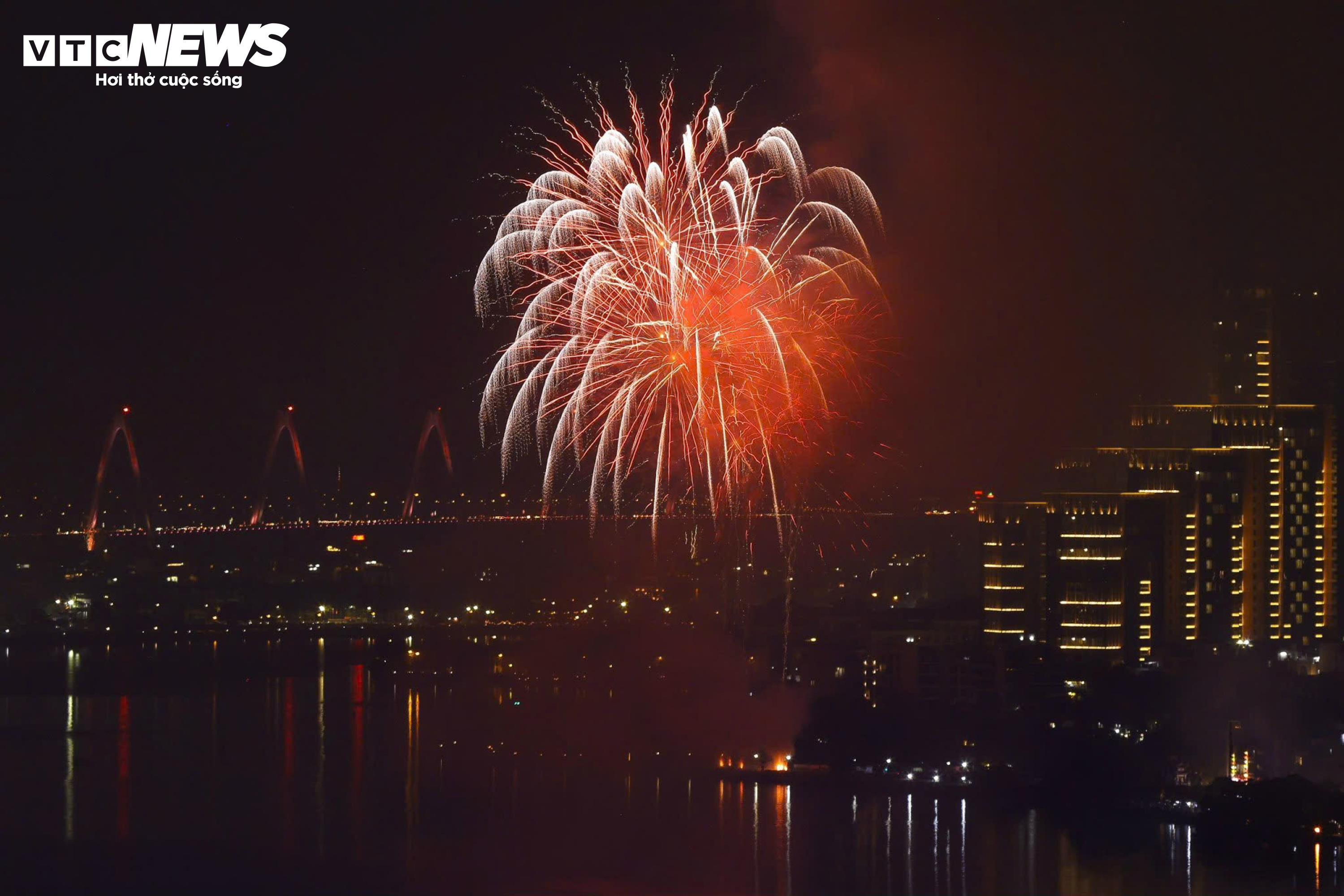 Khoảnh khắc đếm ngược và pháo hoa rực sáng chào năm mới 2026 - 11