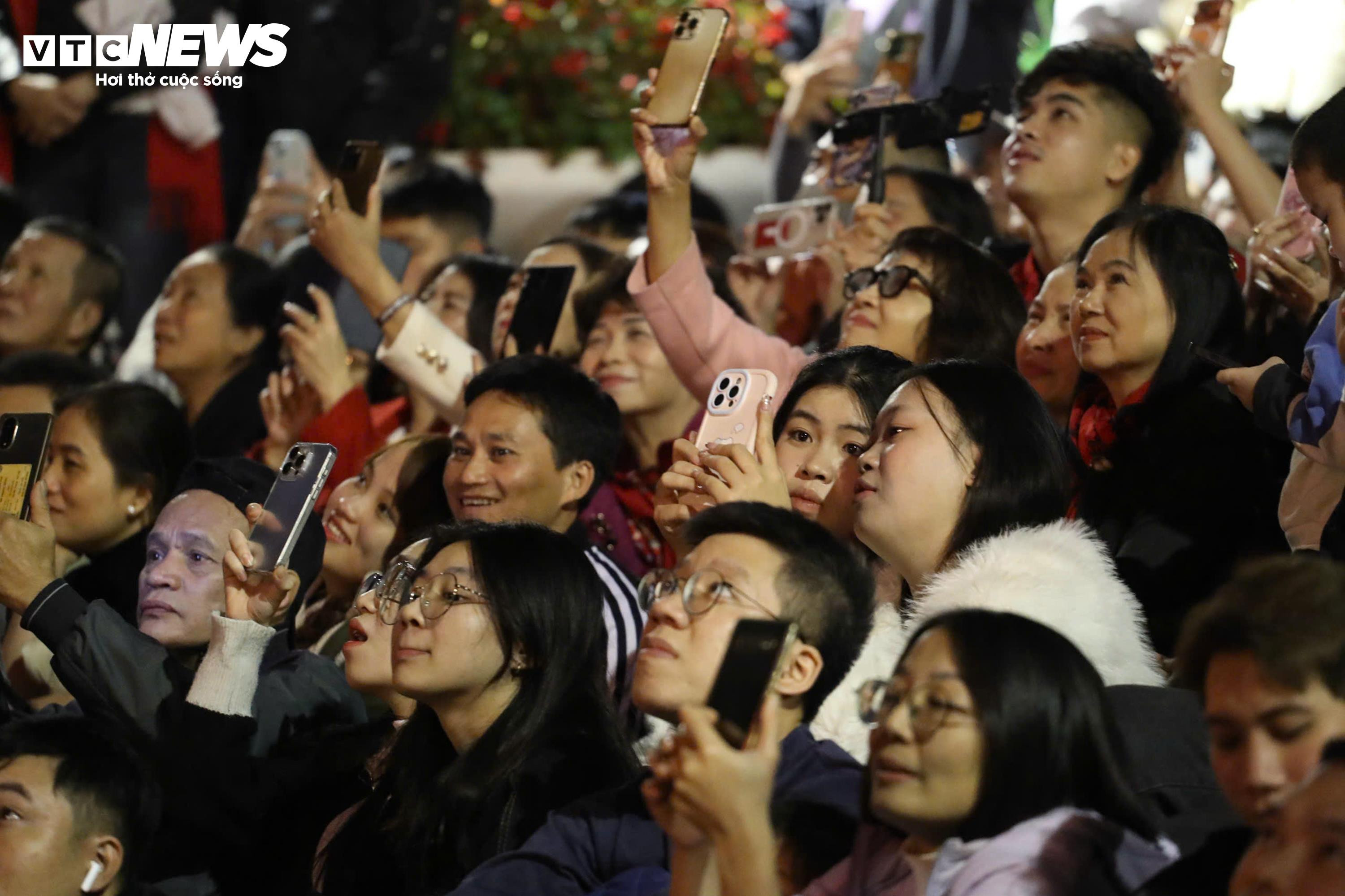 Khoảnh khắc đếm ngược và pháo hoa rực sáng chào năm mới 2026 - 14