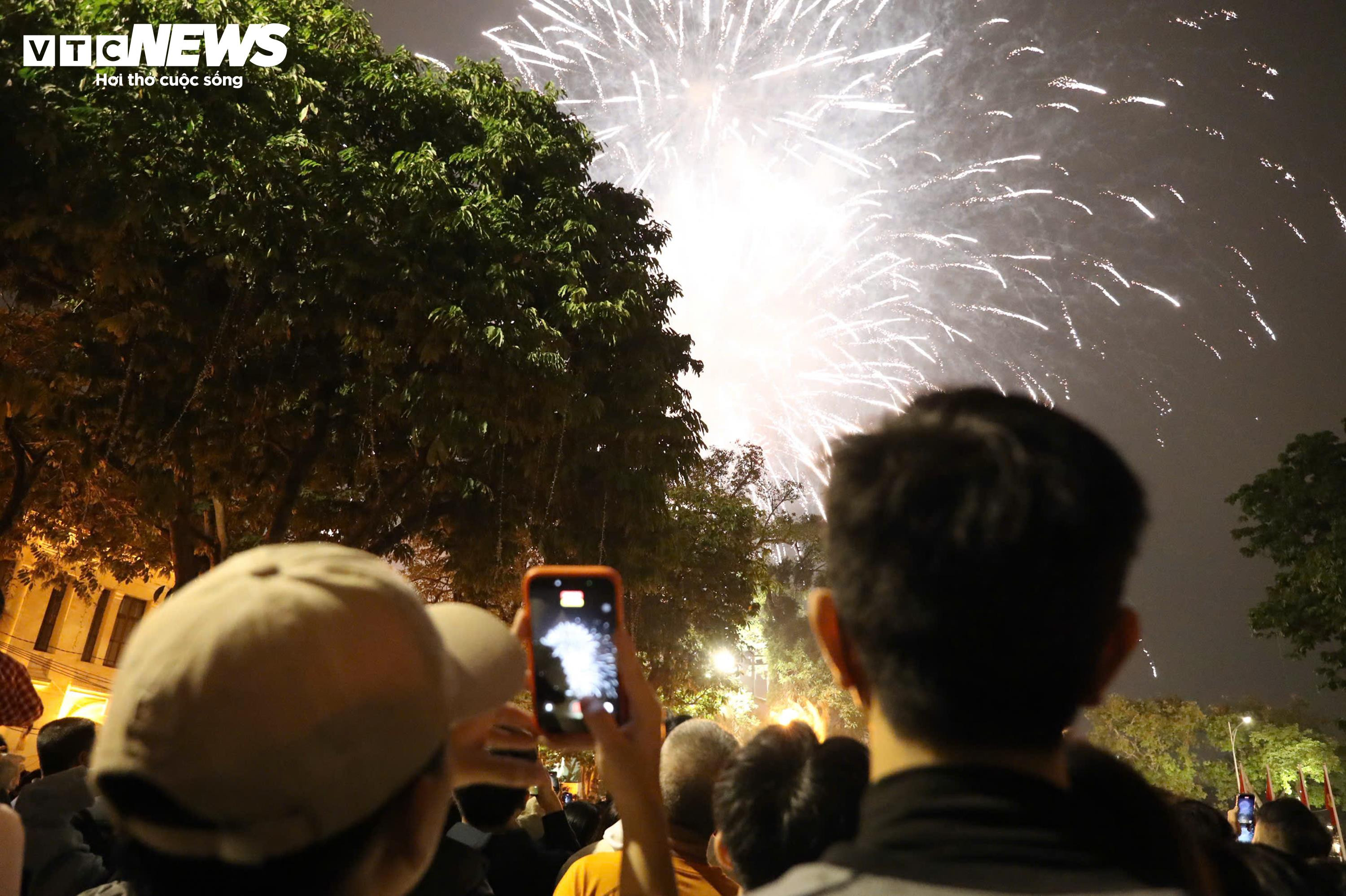 Khoảnh khắc đếm ngược và pháo hoa rực sáng chào năm mới 2026 - 15