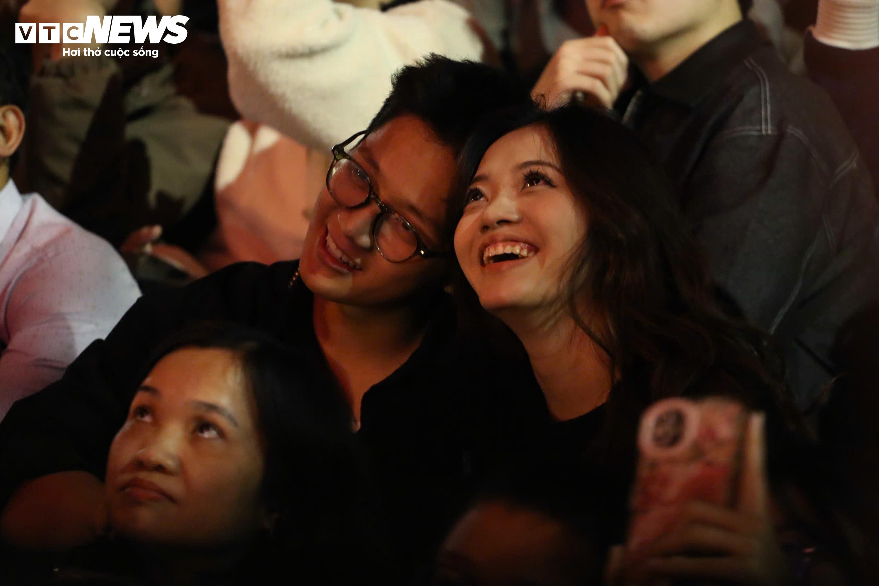 Khoảnh khắc đếm ngược và pháo hoa rực sáng chào năm mới 2026 - 13