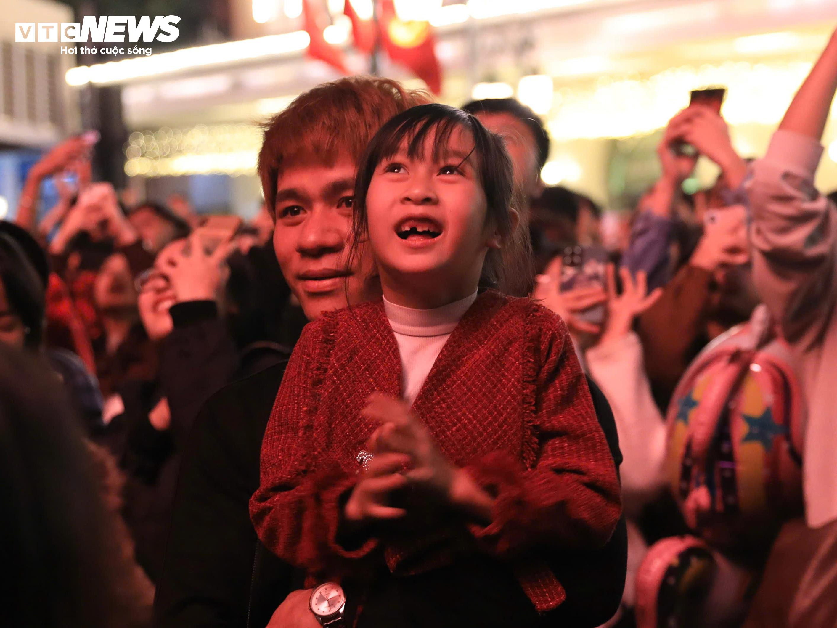 Khoảnh khắc đếm ngược và pháo hoa rực sáng chào năm mới 2026 - 12