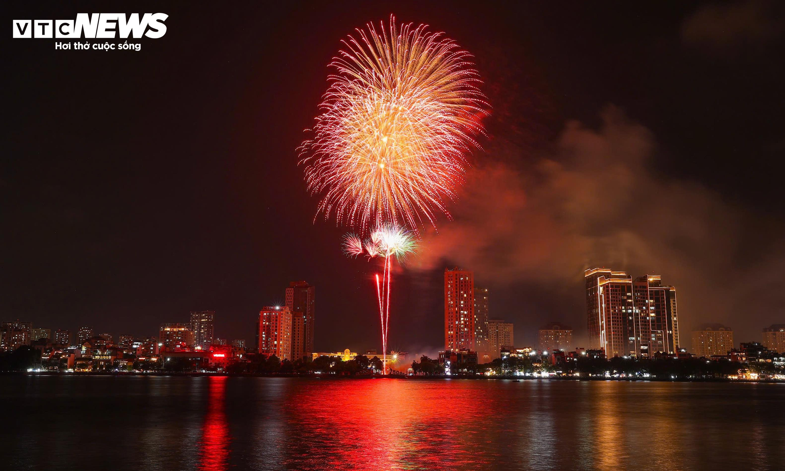 Khoảnh khắc đếm ngược và pháo hoa rực sáng chào năm mới 2026 - 7