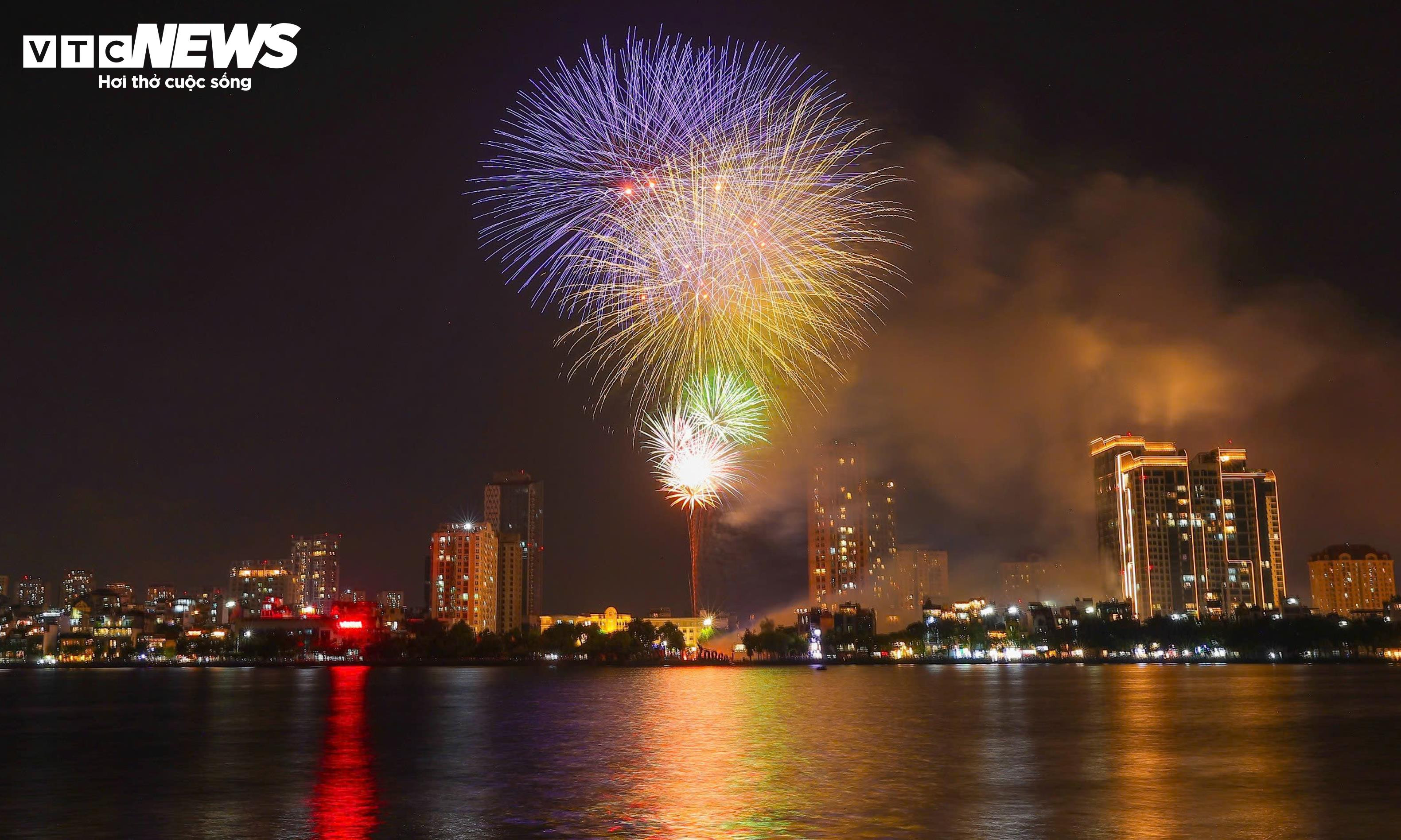 Khoảnh khắc đếm ngược và pháo hoa rực sáng chào năm mới 2026 - 8