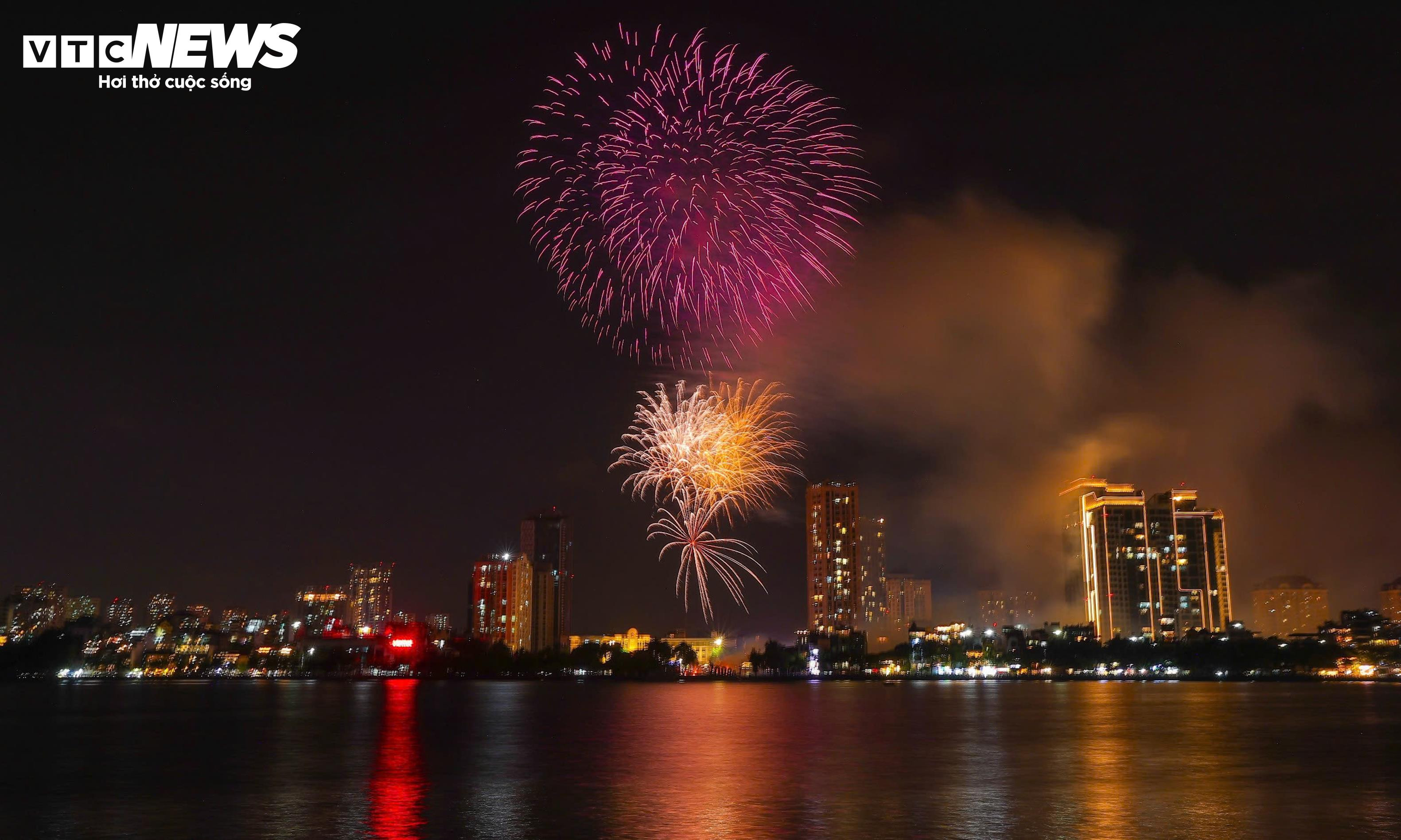 Khoảnh khắc đếm ngược và pháo hoa rực sáng chào năm mới 2026 - 9