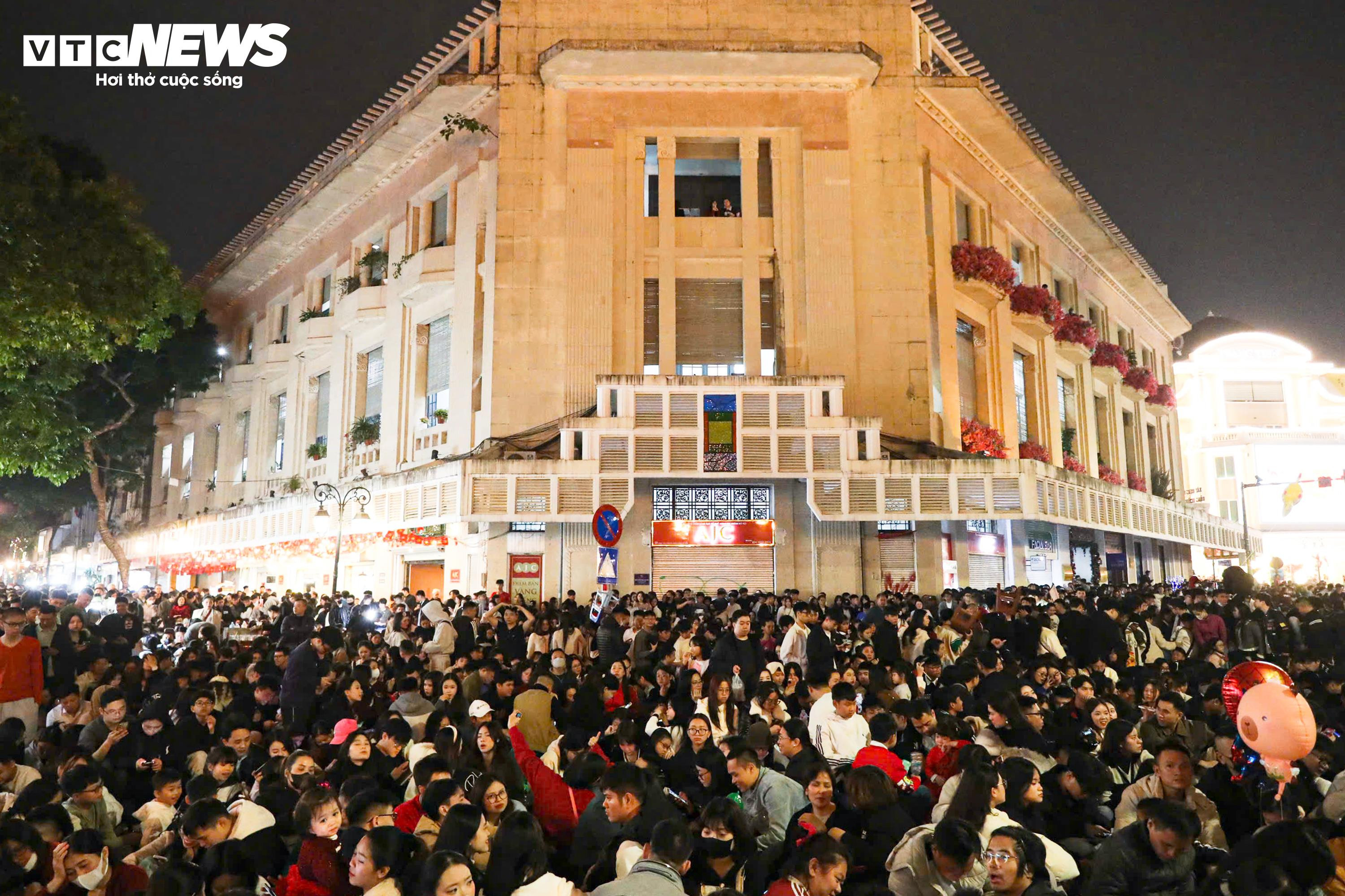 Khoảnh khắc đếm ngược và pháo hoa rực sáng chào năm mới 2026 - 1