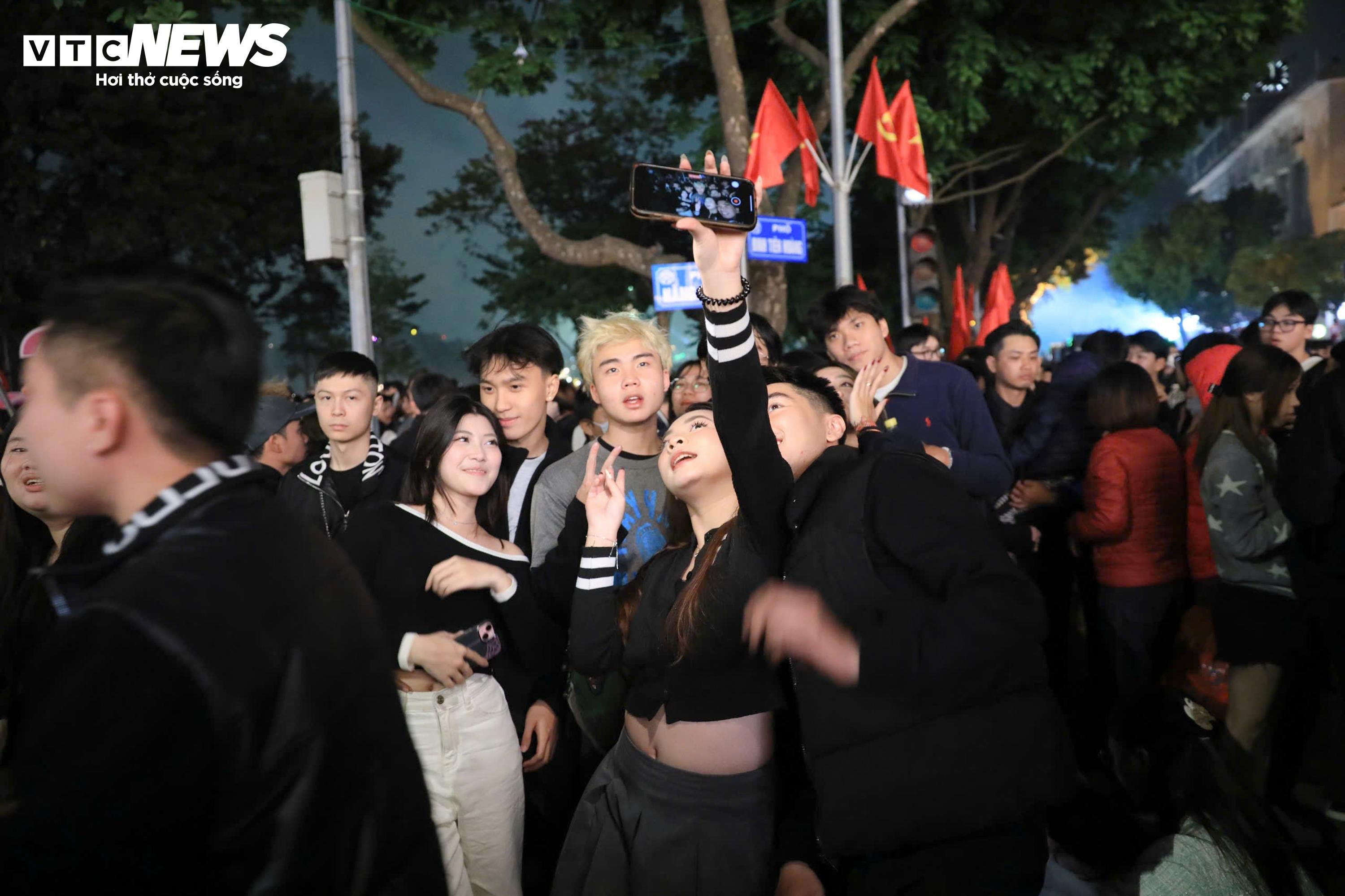 Khoảnh khắc đếm ngược và pháo hoa rực sáng chào năm mới 2026 - 2