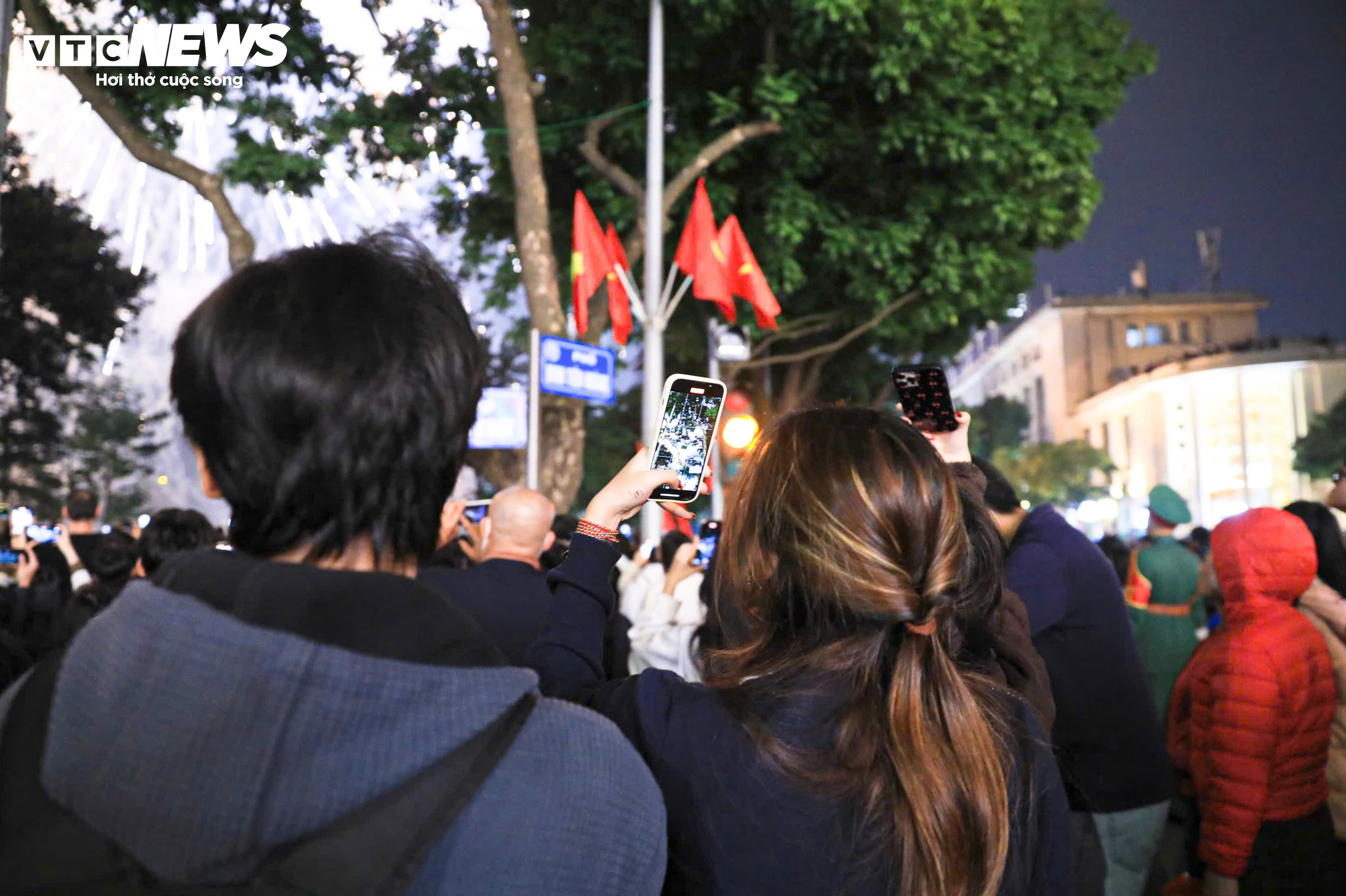 Khoảnh khắc đếm ngược và pháo hoa rực sáng chào năm mới 2026 - 5