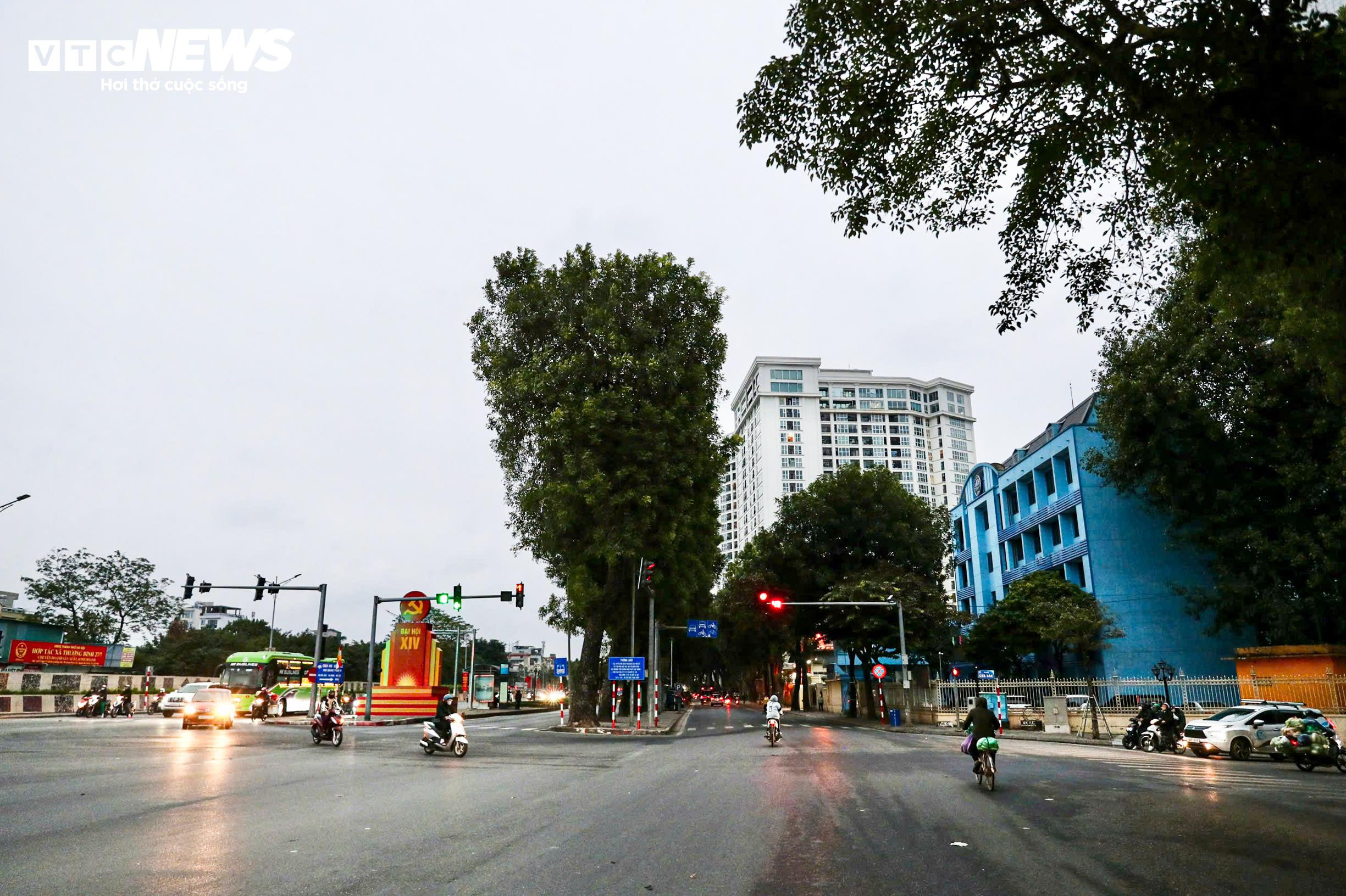 Người Hà Nội khoác áo mưa ra đường từ tờ mờ sáng trong gió rét đầu năm - 1