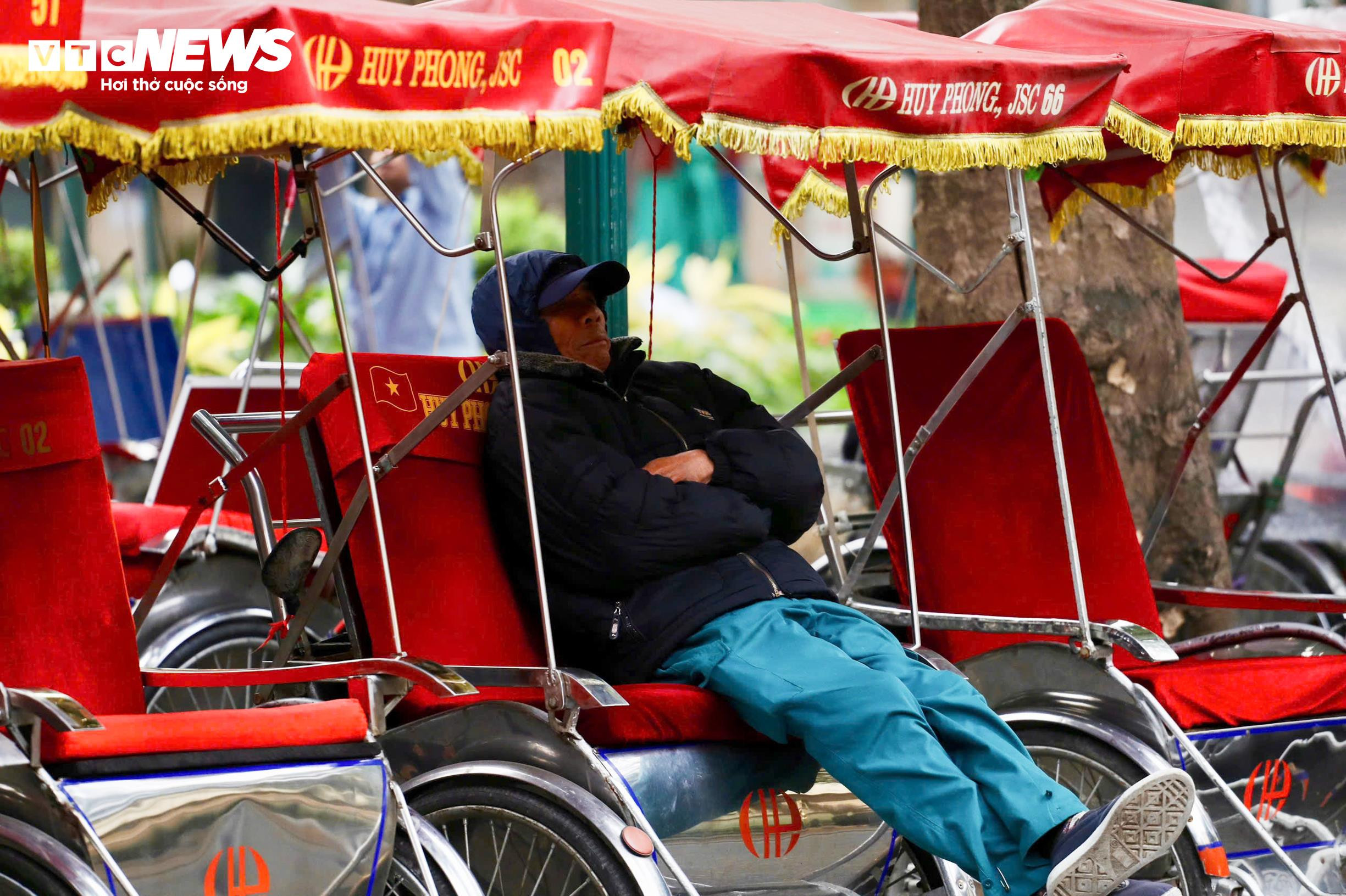 Người Hà Nội khoác áo mưa ra đường từ tờ mờ sáng trong gió rét đầu năm - 11