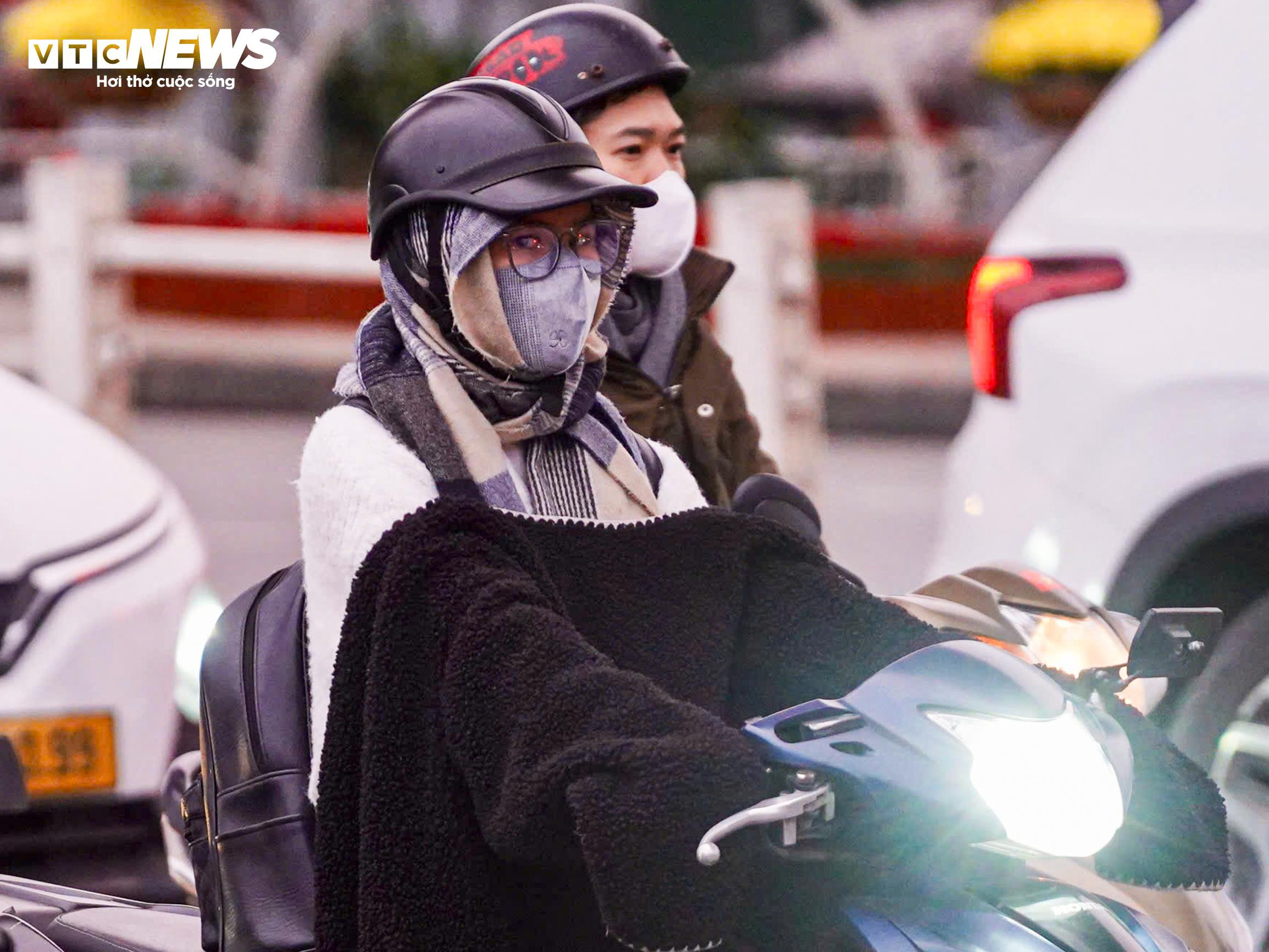 Người Hà Nội khoác áo mưa ra đường từ tờ mờ sáng trong gió rét đầu năm - 13