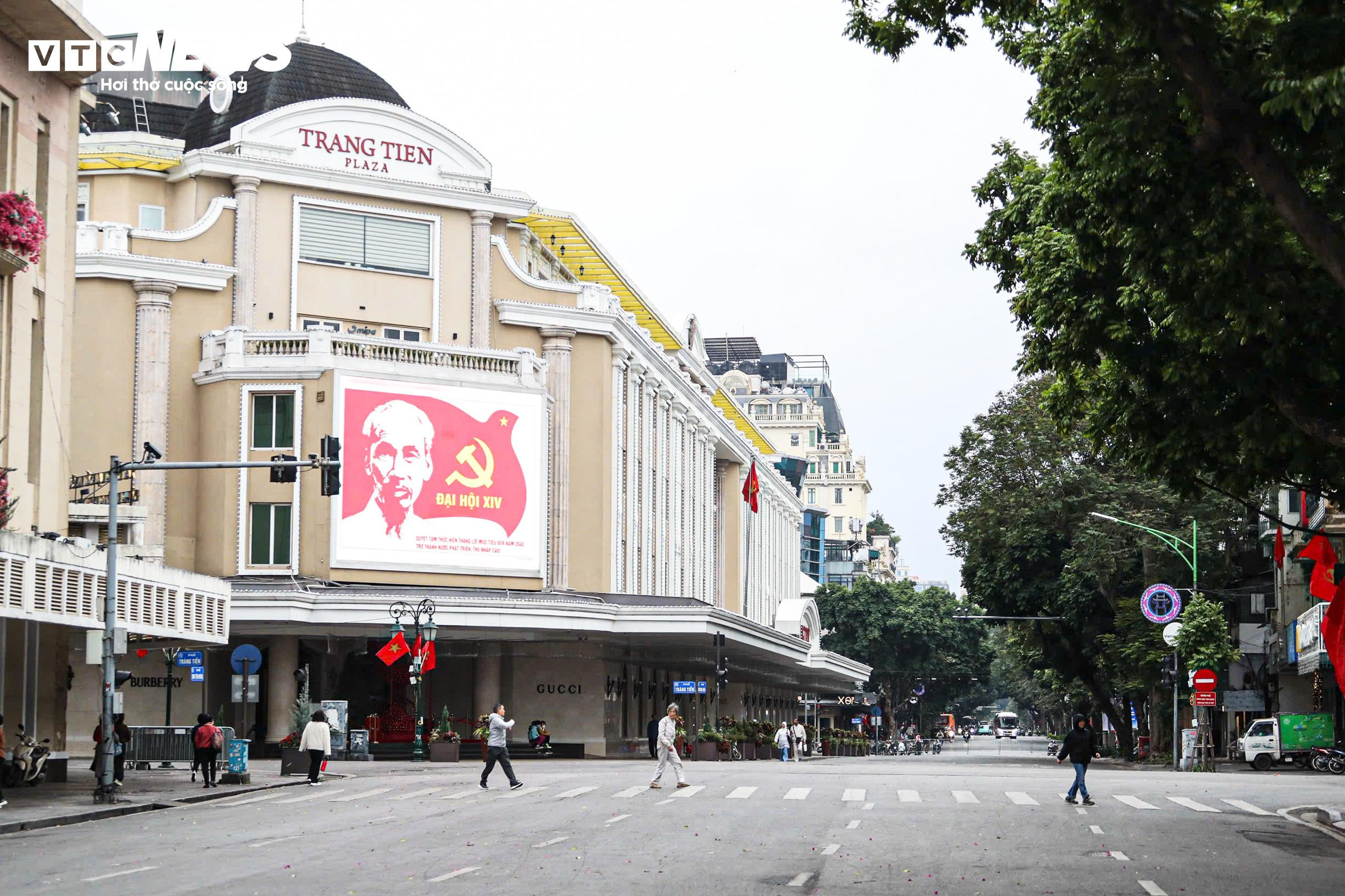 Người Hà Nội khoác áo mưa ra đường từ tờ mờ sáng trong gió rét đầu năm - 16