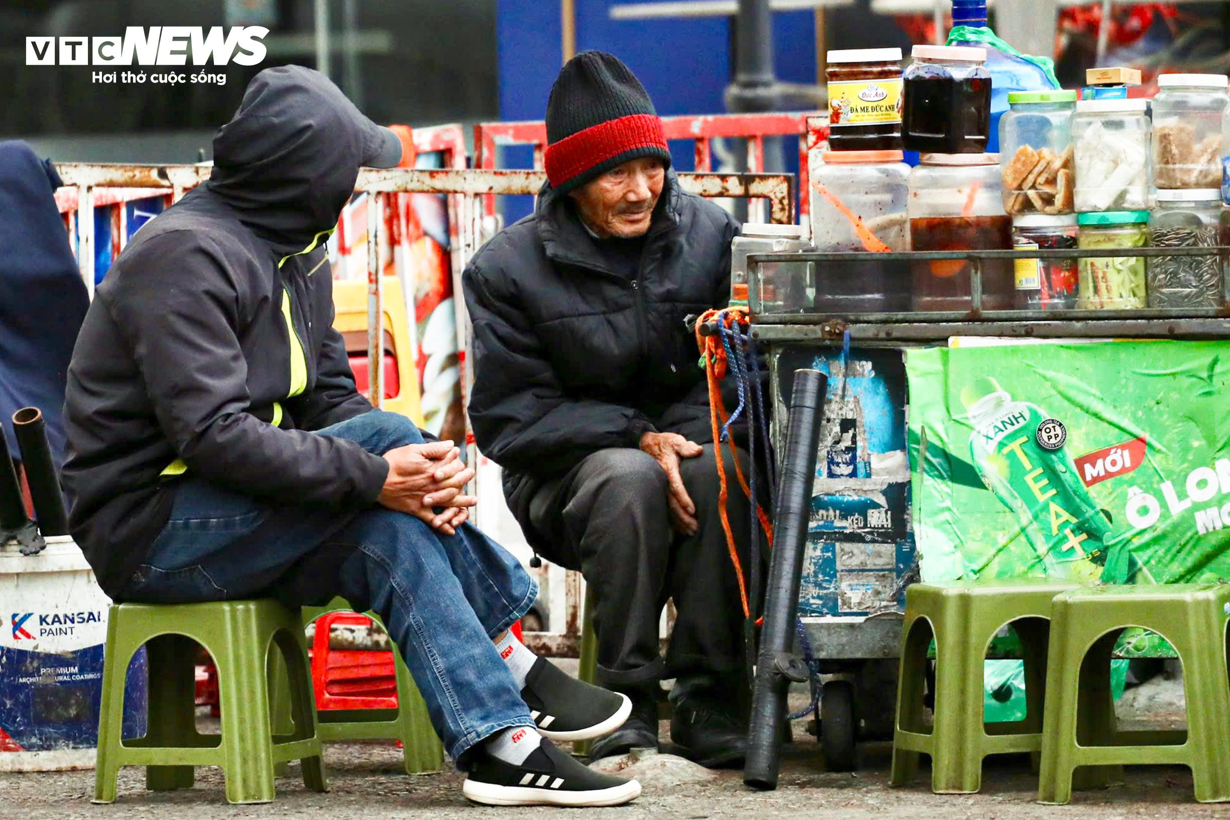 Người Hà Nội khoác áo mưa ra đường từ tờ mờ sáng trong gió rét đầu năm - 2