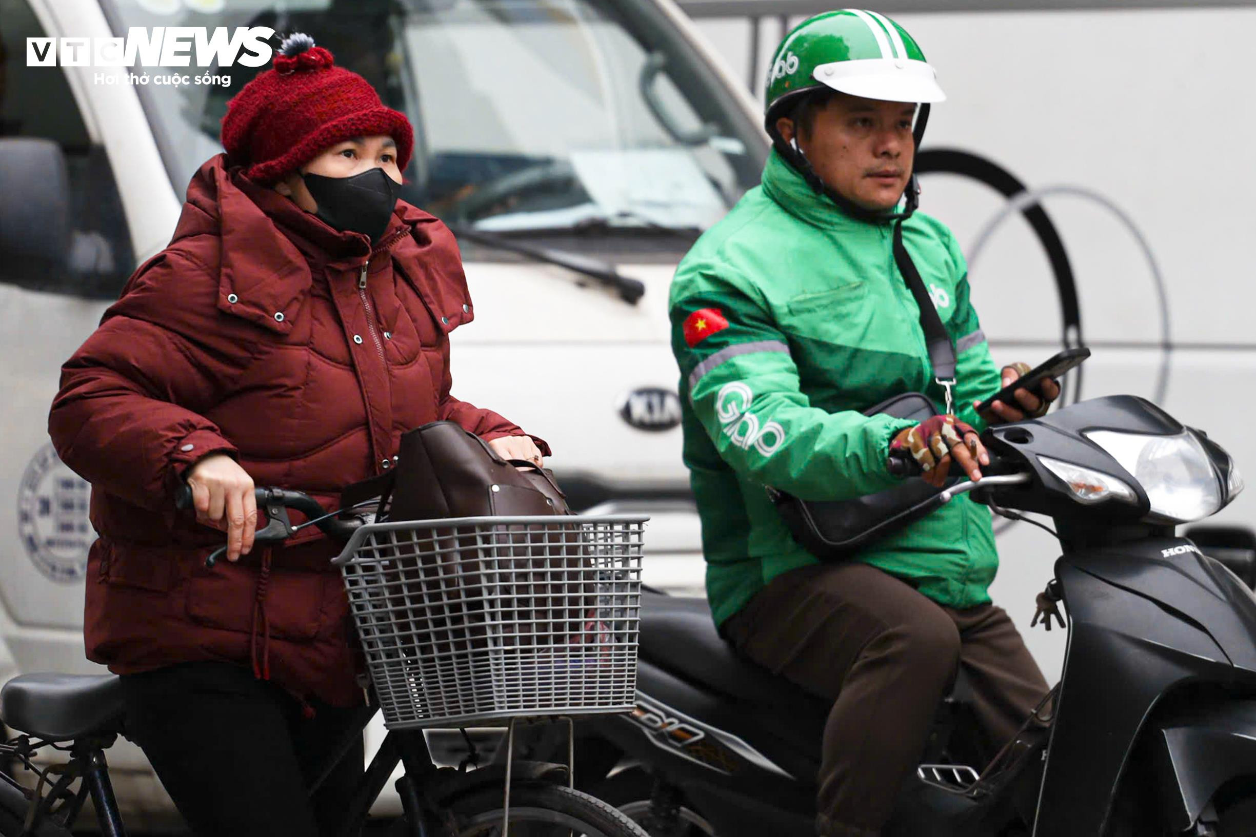 Người Hà Nội khoác áo mưa ra đường từ tờ mờ sáng trong gió rét đầu năm - 3