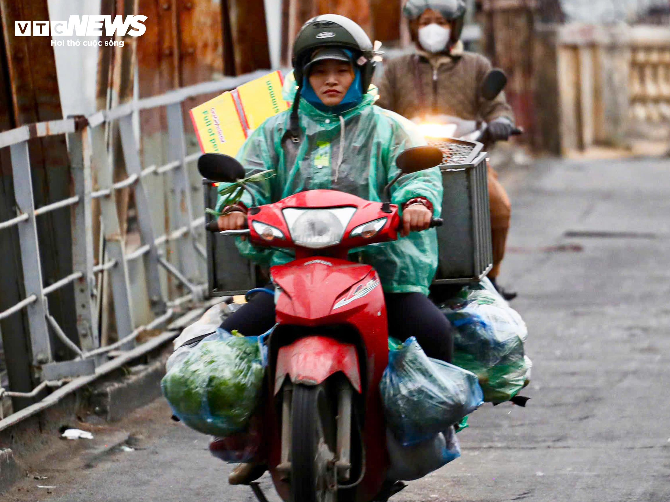 Người Hà Nội khoác áo mưa ra đường từ tờ mờ sáng trong gió rét đầu năm - 6