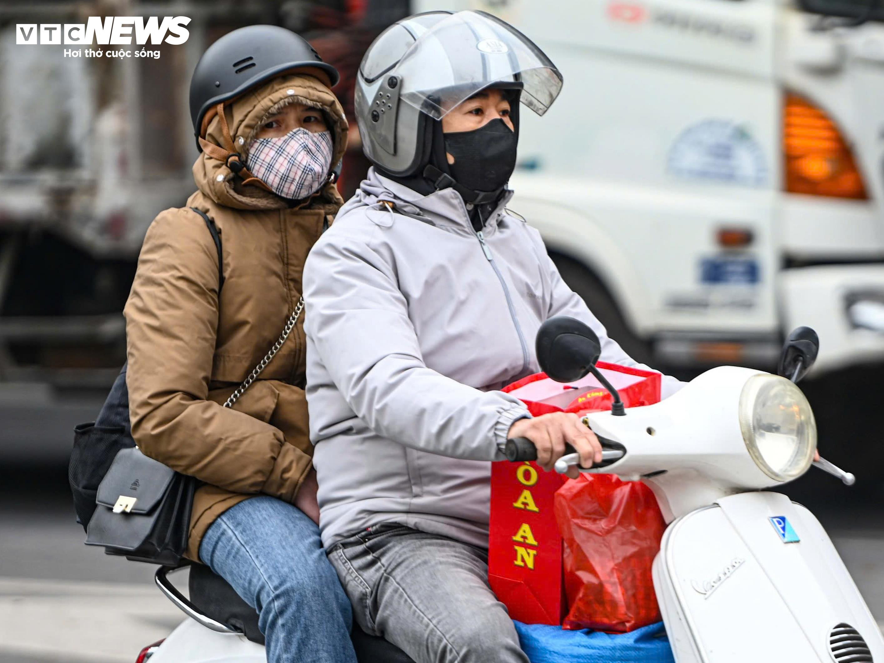 Chưa hết nghỉ Tết Dương lịch, người dân lỉnh kỉnh đồ đạc, ùn ùn trở lại Thủ đô- Ảnh 10.