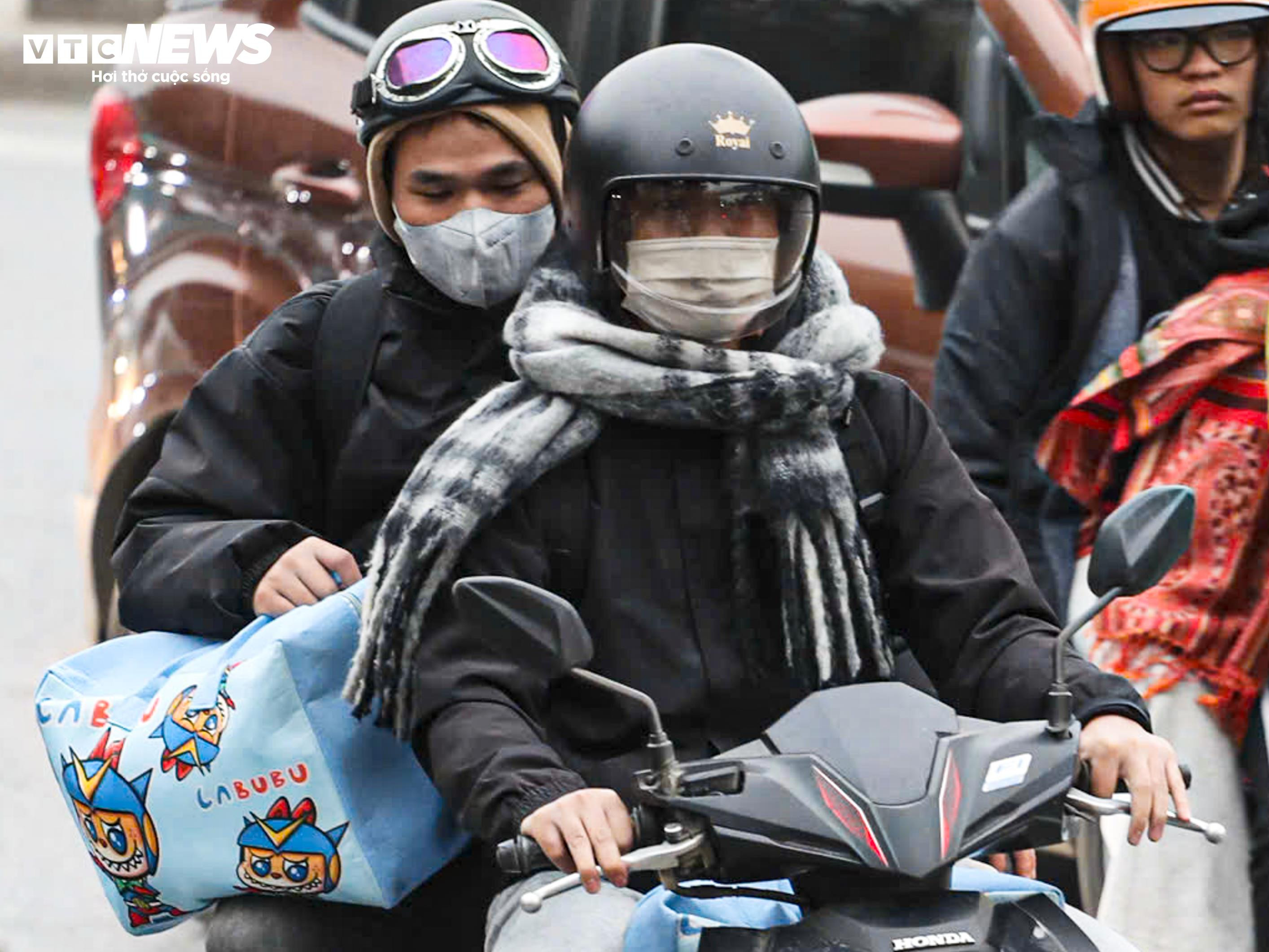 Chưa hết nghỉ Tết Dương lịch, người dân lỉnh kỉnh đồ đạc, ùn ùn trở lại Thủ đô- Ảnh 11.