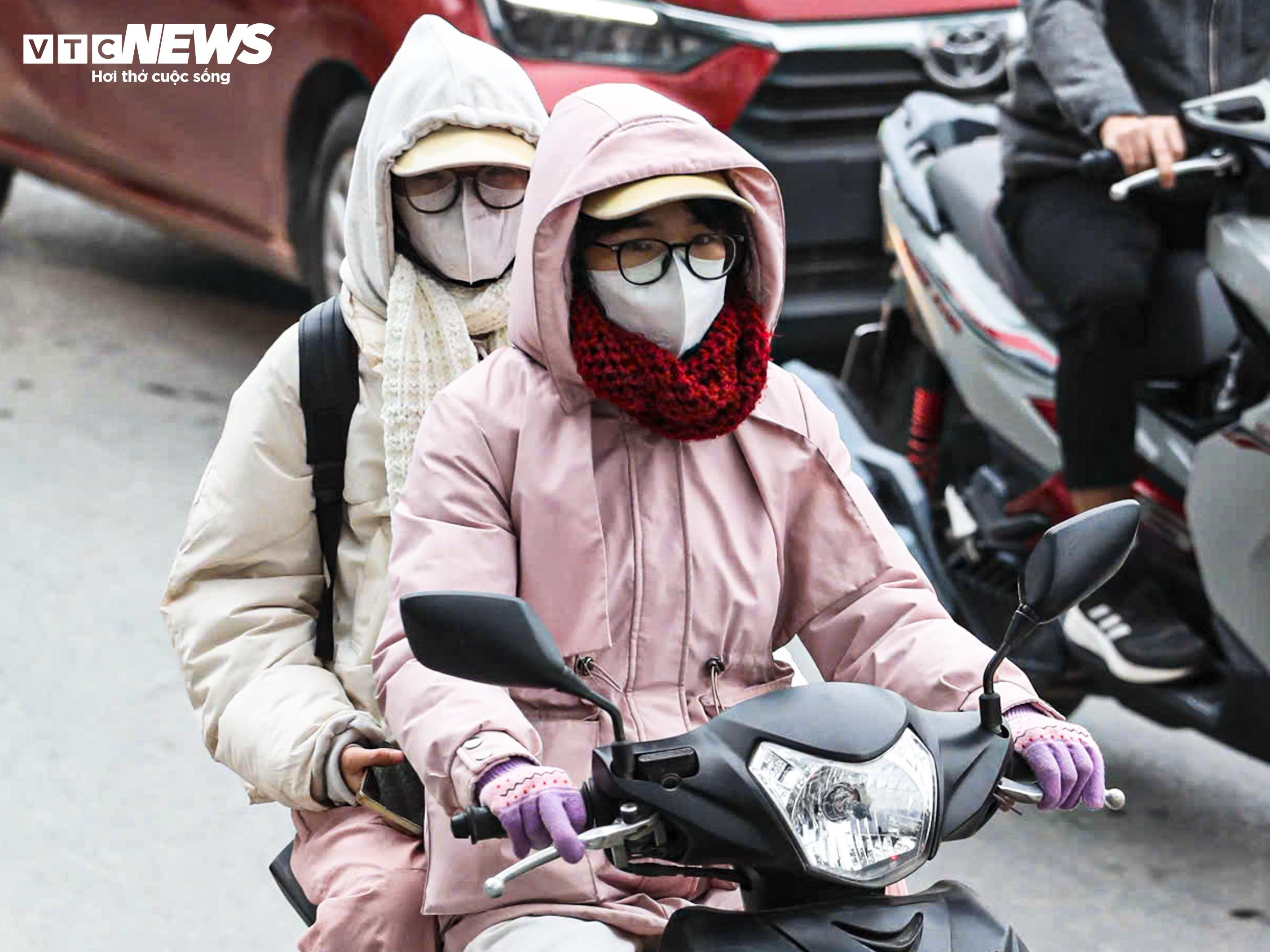 Chưa hết nghỉ Tết Dương lịch, người dân lỉnh kỉnh đồ đạc, ùn ùn trở lại Thủ đô- Ảnh 12.