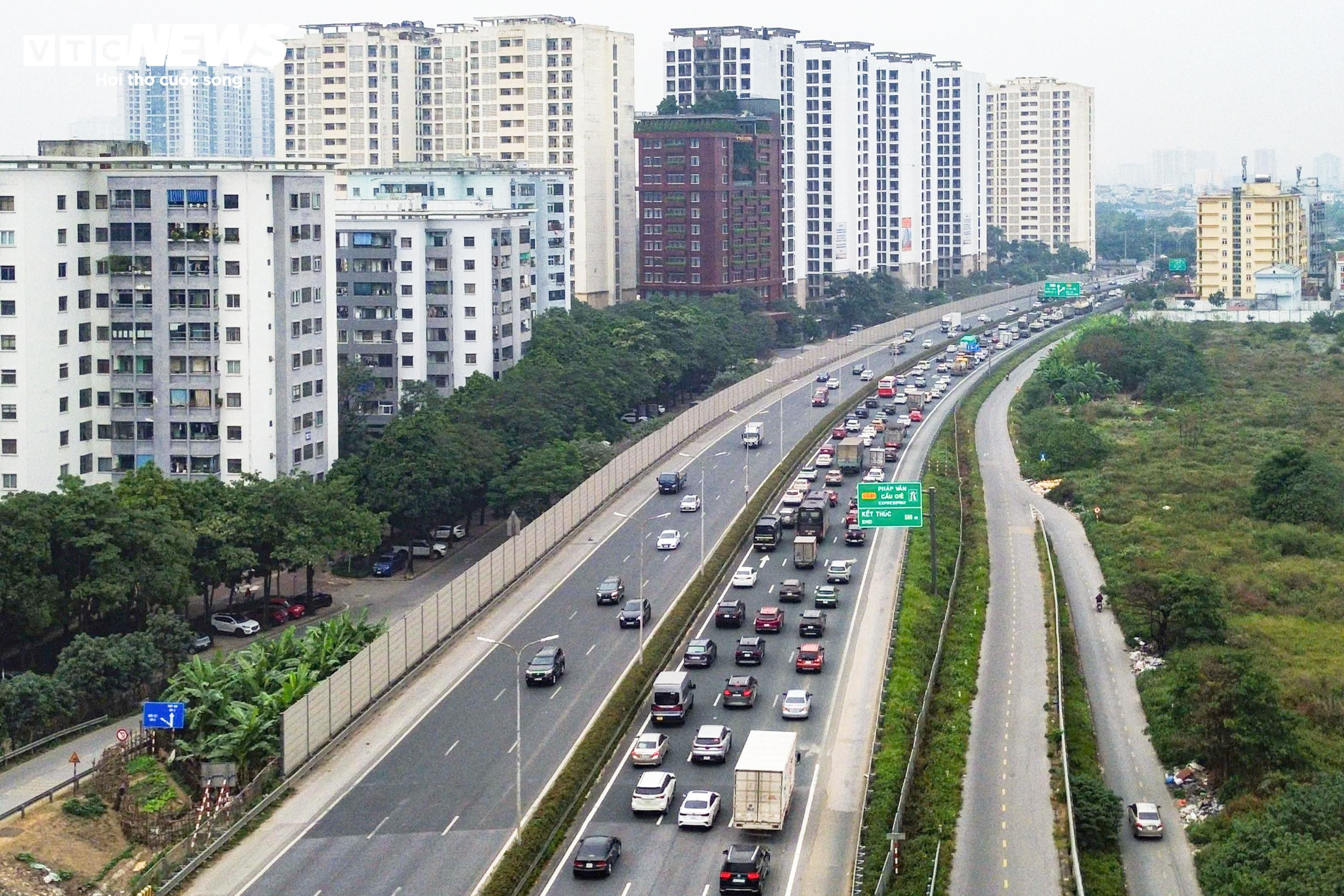 Chưa hết nghỉ Tết Dương lịch, người dân lỉnh kỉnh đồ đạc, ùn ùn trở lại Thủ đô- Ảnh 1.