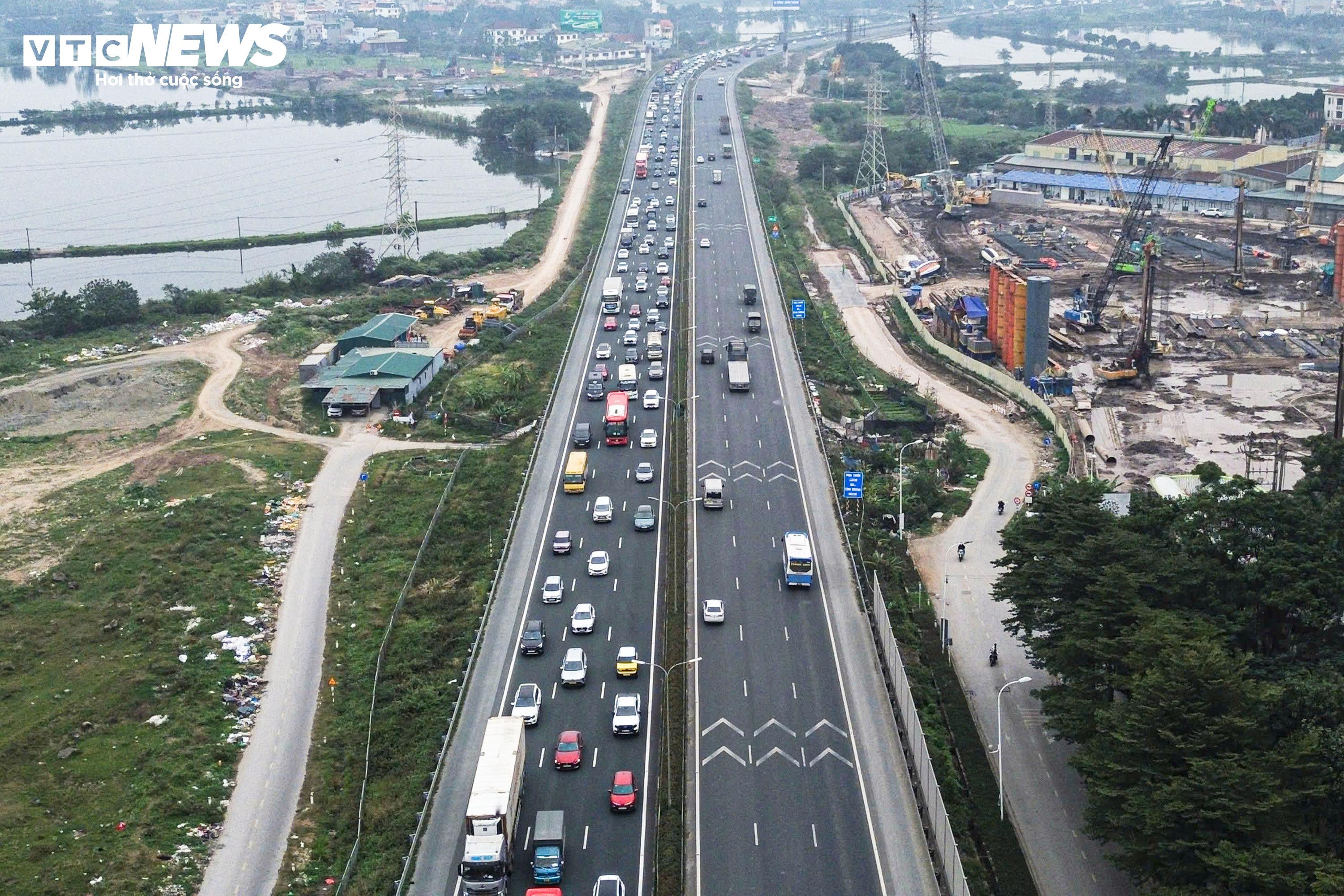 Chưa hết nghỉ Tết Dương lịch, người dân lỉnh kỉnh đồ đạc, ùn ùn trở lại Thủ đô- Ảnh 2.