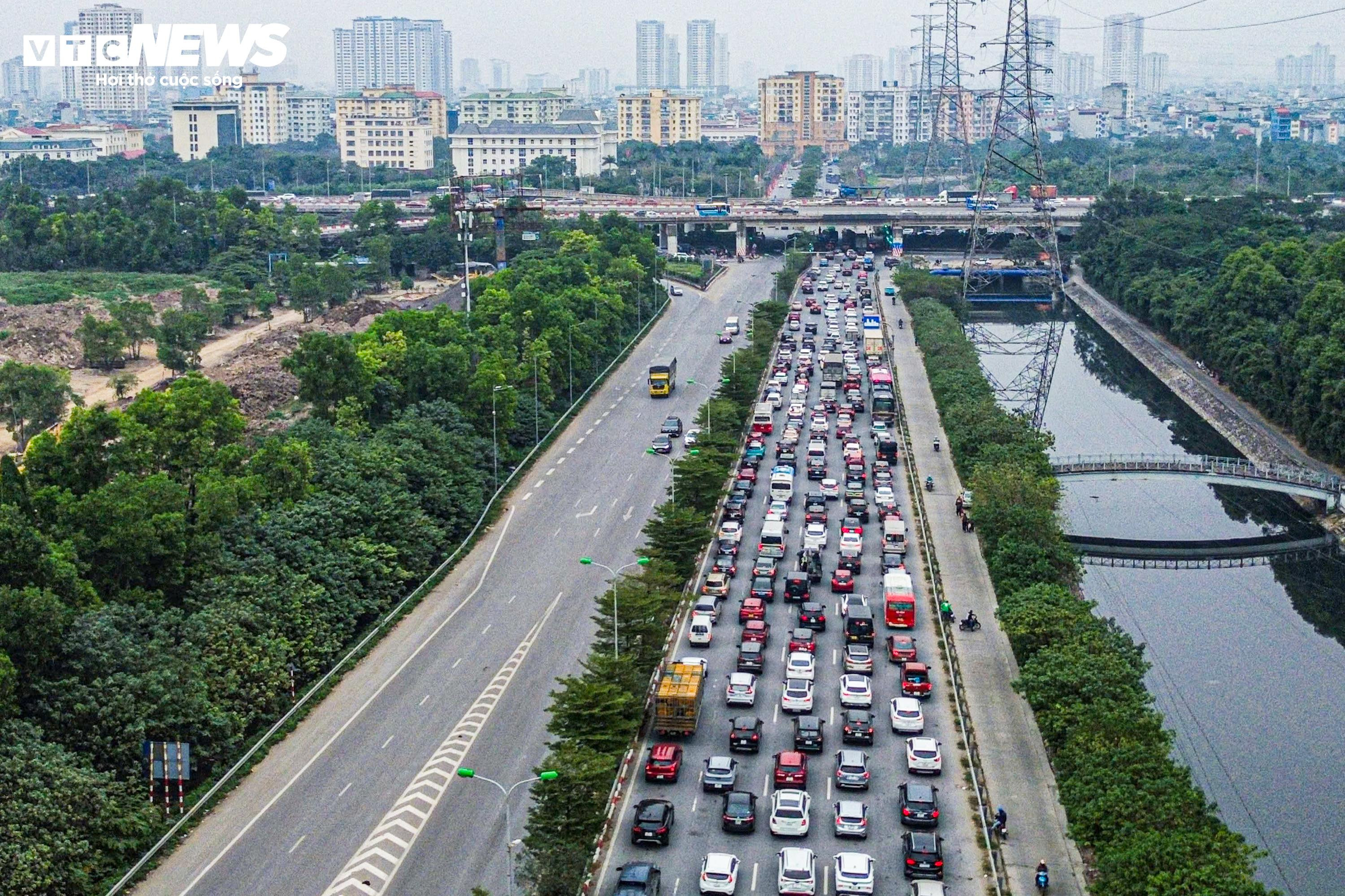 Chưa hết nghỉ Tết Dương lịch, người dân lỉnh kỉnh đồ đạc, ùn ùn trở lại Thủ đô- Ảnh 3.