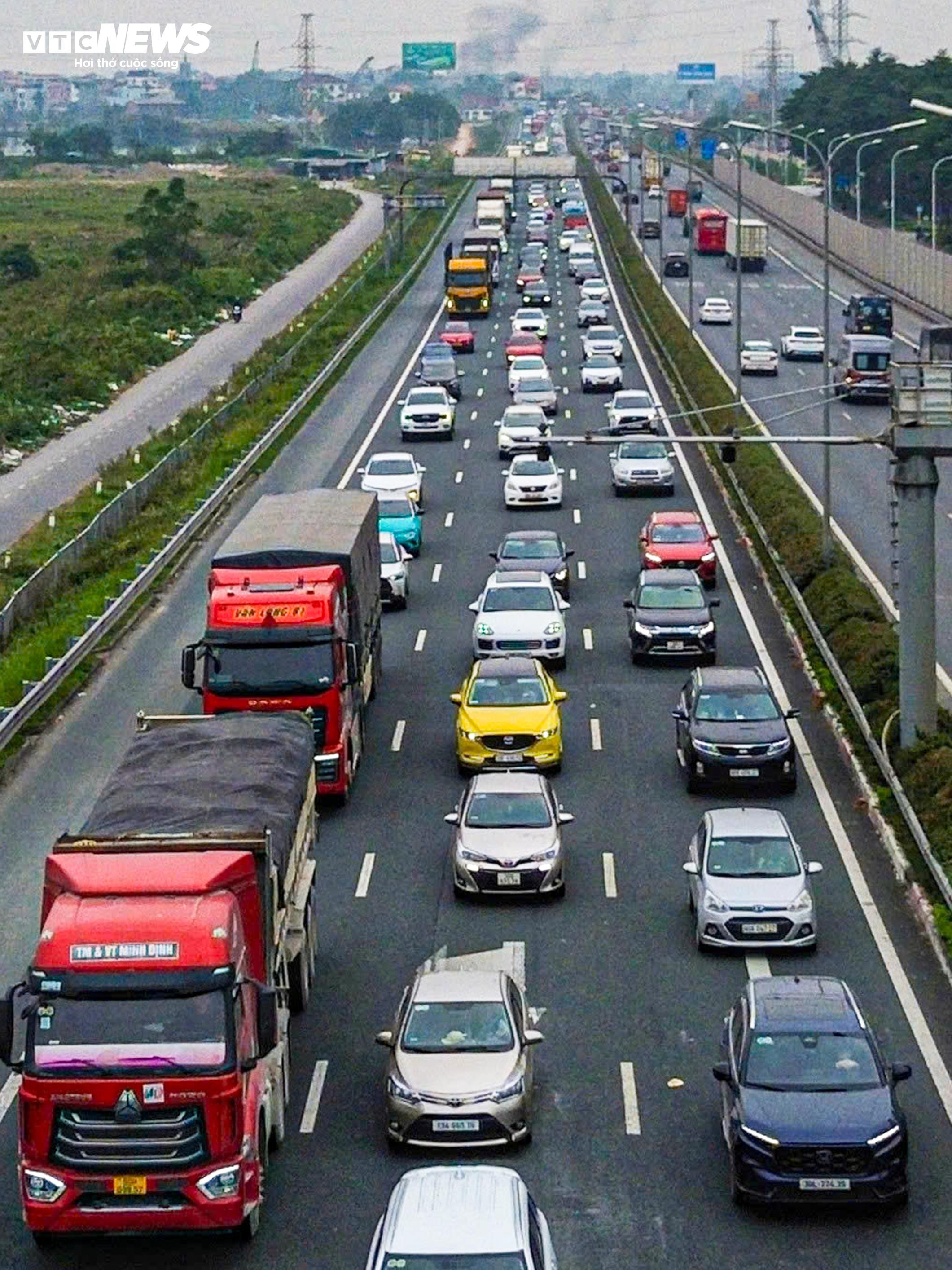 Chưa hết nghỉ Tết Dương lịch, người dân lỉnh kỉnh đồ đạc, ùn ùn trở lại Thủ đô- Ảnh 4.