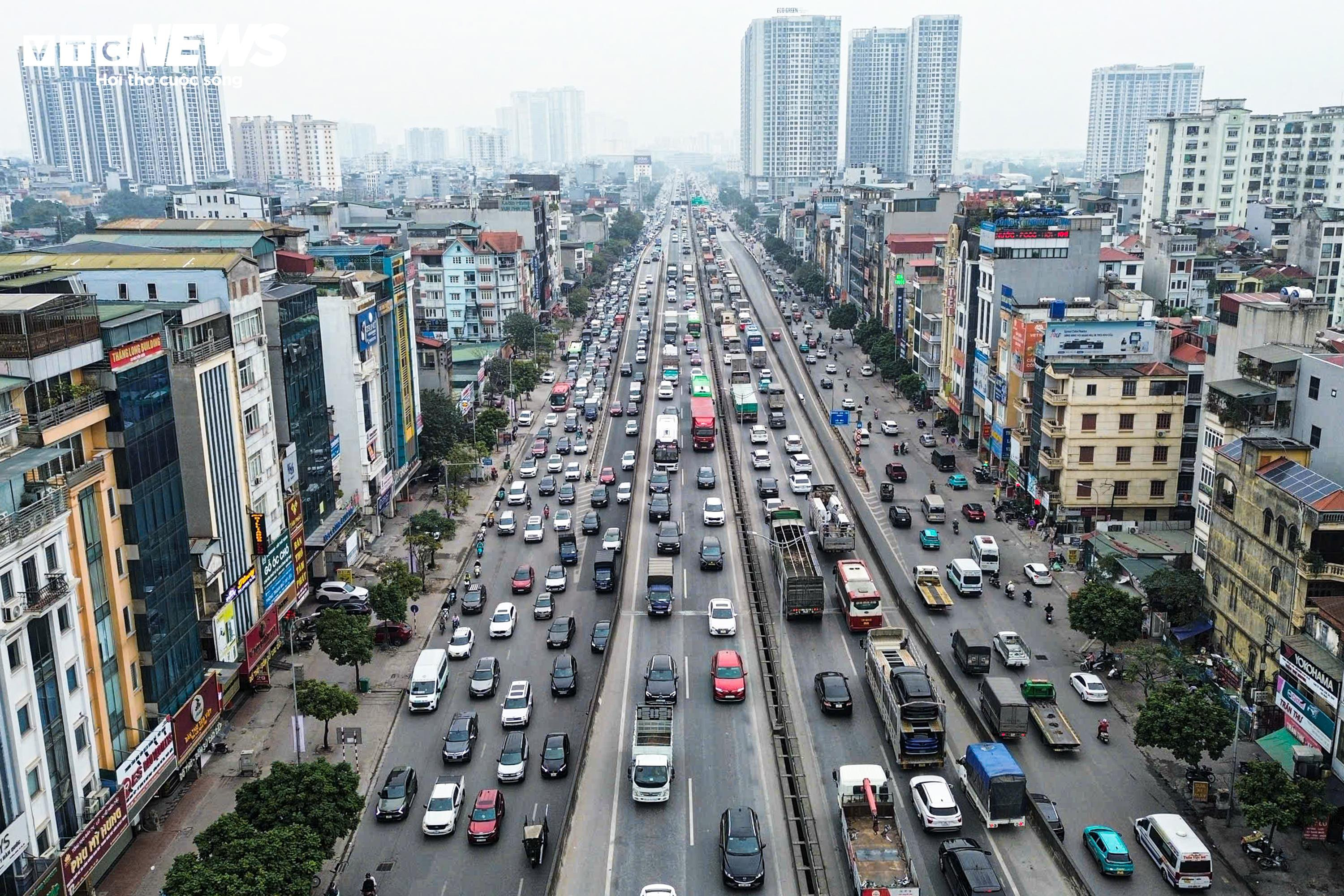 Chưa hết nghỉ Tết Dương lịch, người dân lỉnh kỉnh đồ đạc, ùn ùn trở lại Thủ đô- Ảnh 6.