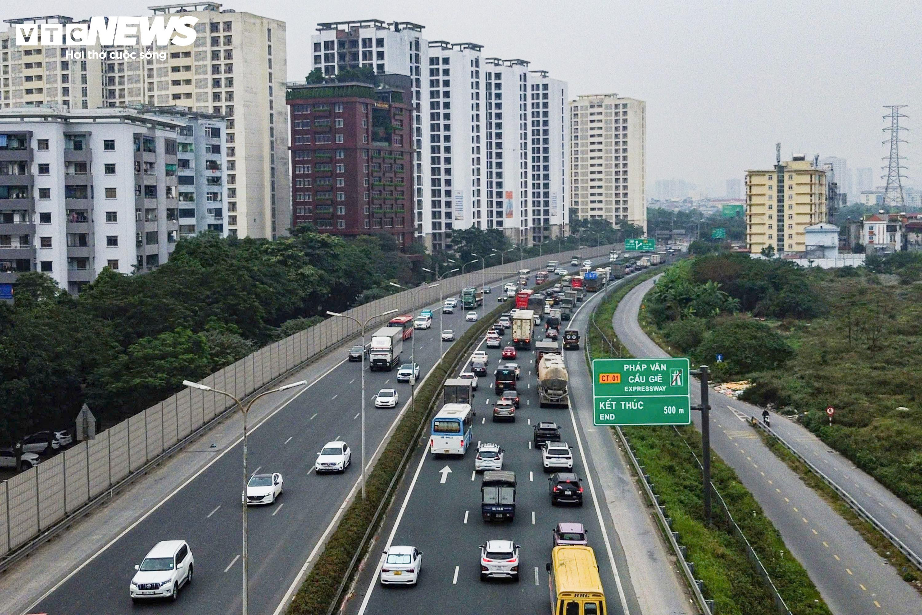Chưa hết nghỉ Tết Dương lịch, người dân lỉnh kỉnh đồ đạc, ùn ùn trở lại Thủ đô- Ảnh 5.
