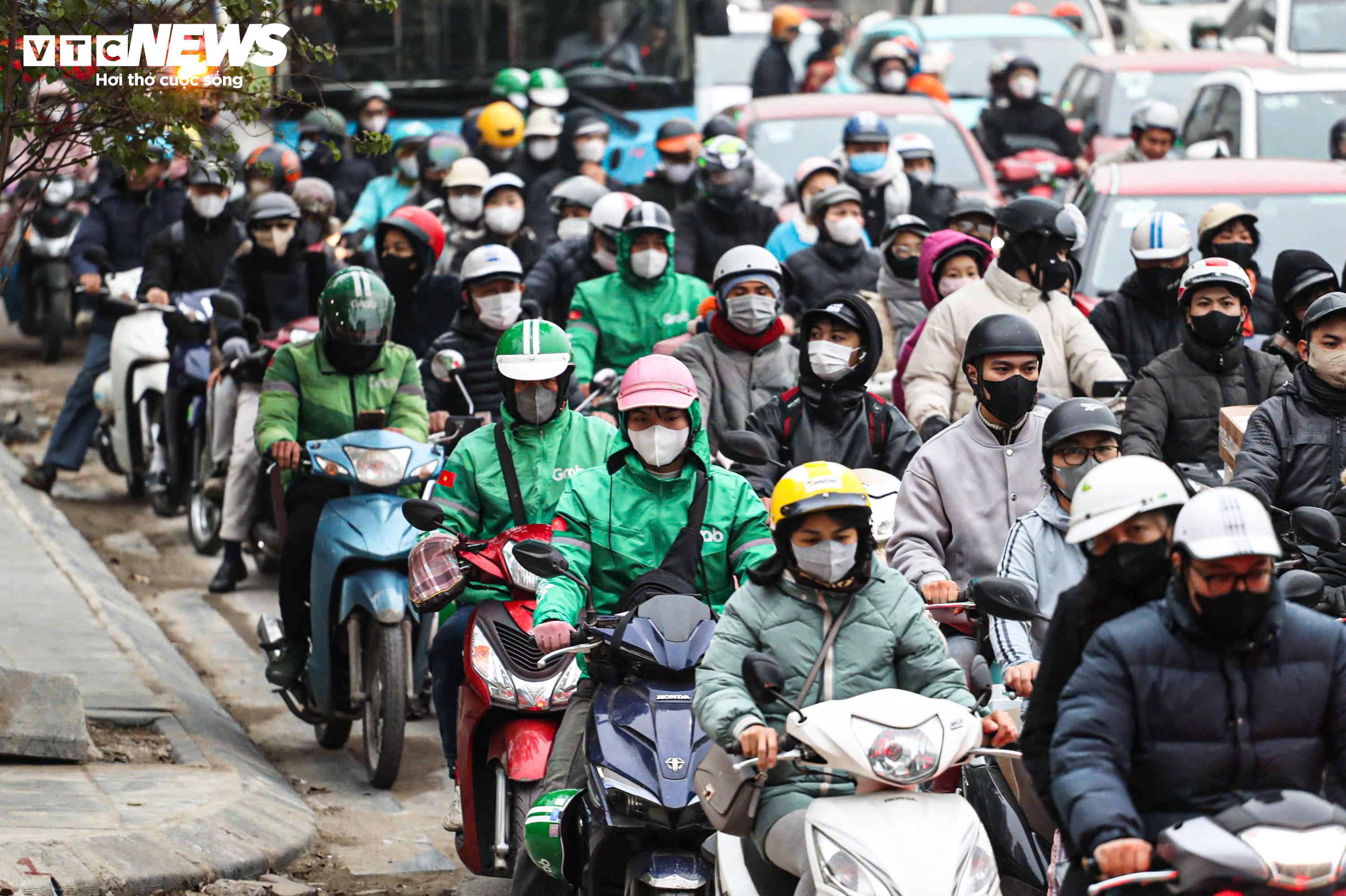 Chưa hết nghỉ Tết Dương lịch, người dân lỉnh kỉnh đồ đạc, ùn ùn trở lại Thủ đô- Ảnh 8.