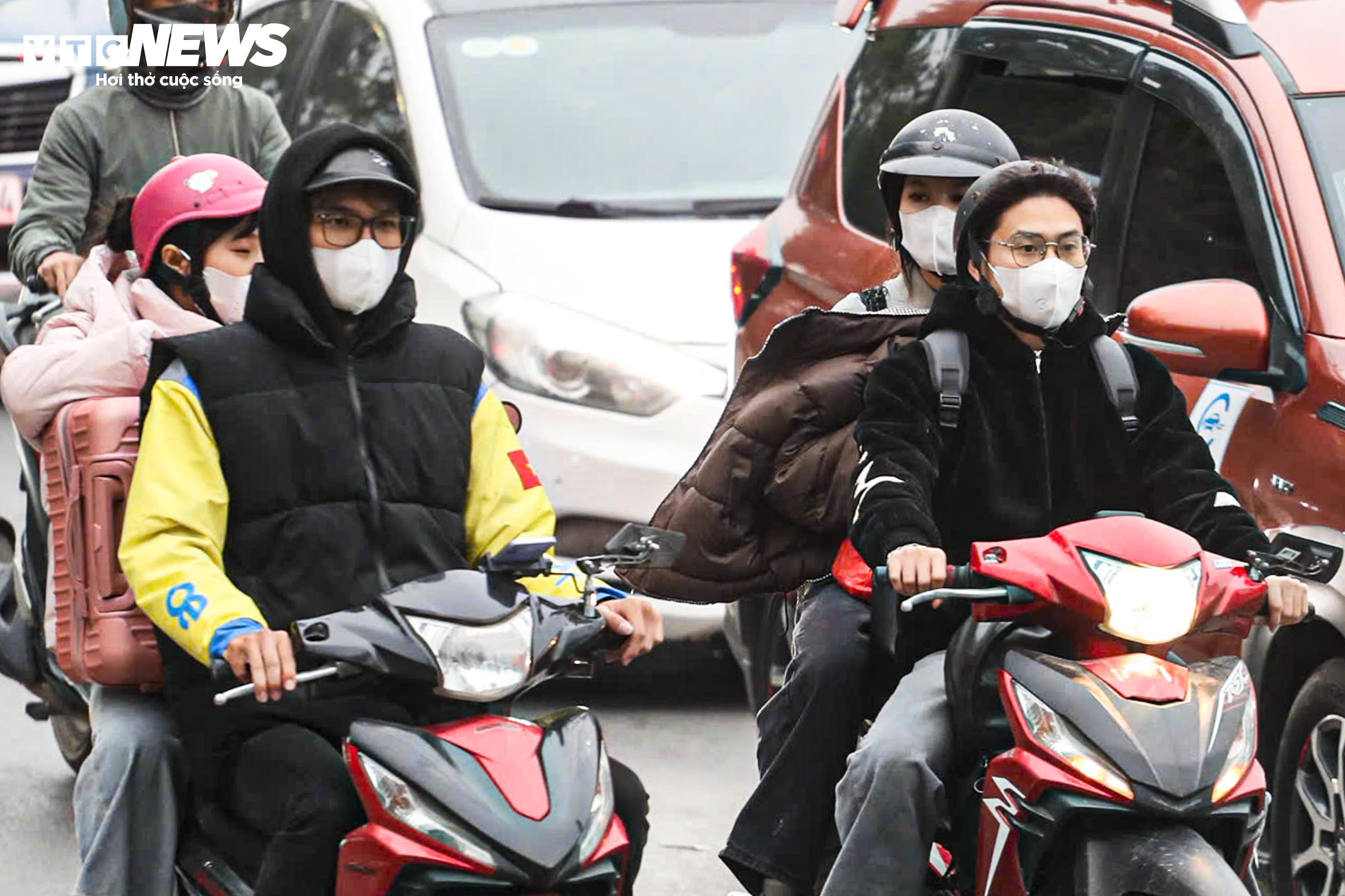 Chưa hết nghỉ Tết Dương lịch, người dân lỉnh kỉnh đồ đạc, ùn ùn trở lại Thủ đô- Ảnh 9.