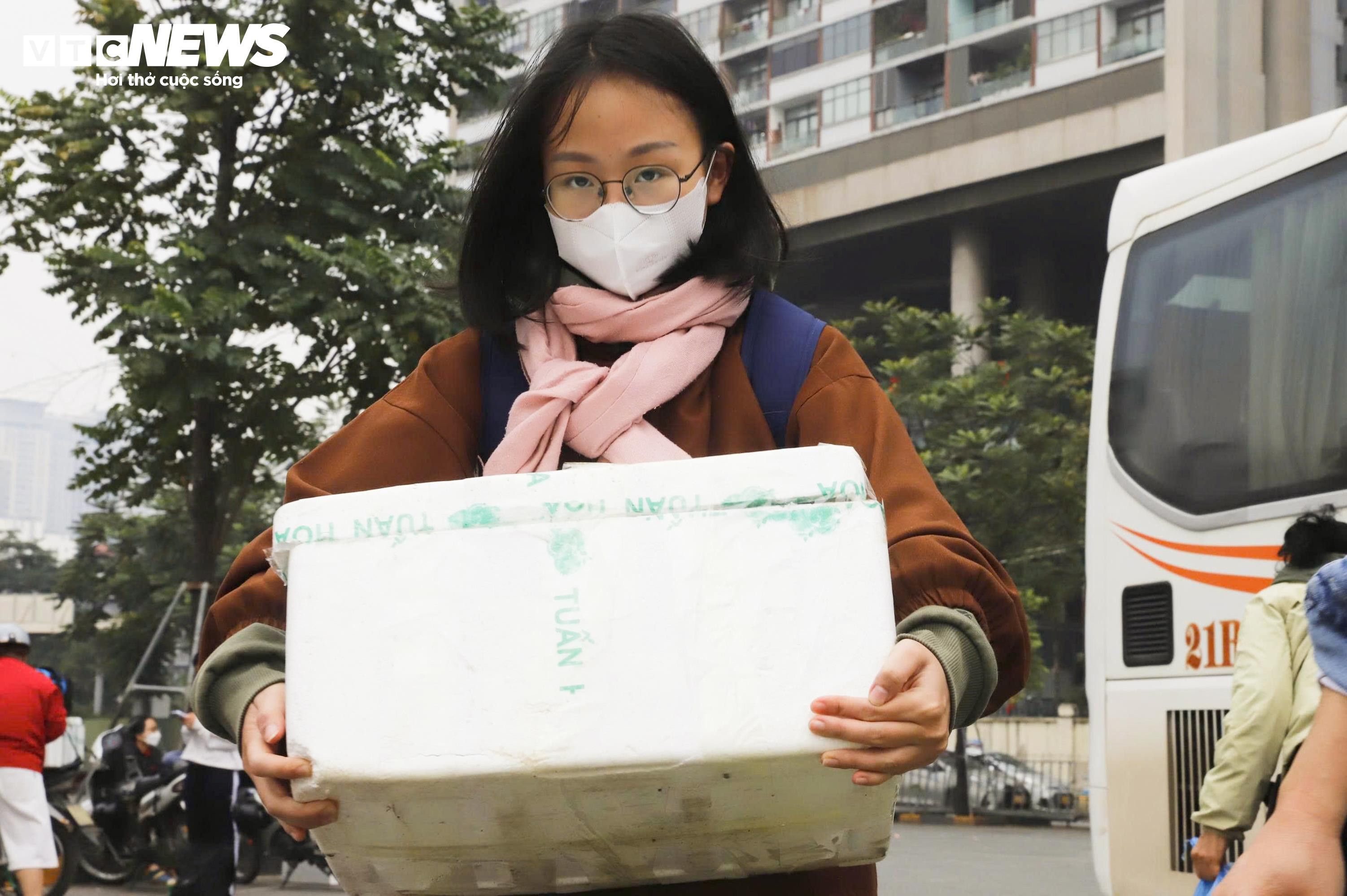 Ngày cuối nghỉ Tết Dương lịch, người dân lỉnh kỉnh bê quà quê trở lại Hà Nội - 10