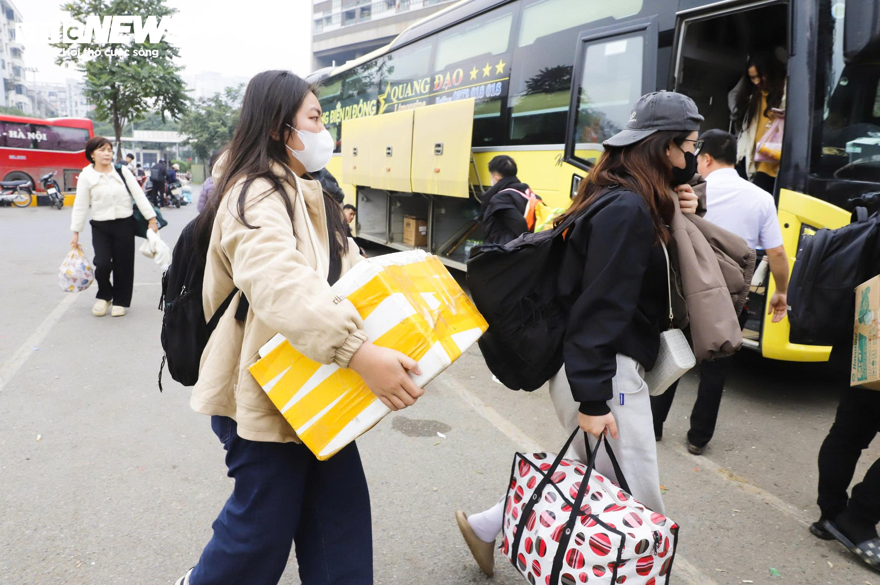 Ngày cuối nghỉ Tết Dương lịch, người dân lỉnh kỉnh bê quà quê trở lại Hà Nội - 11