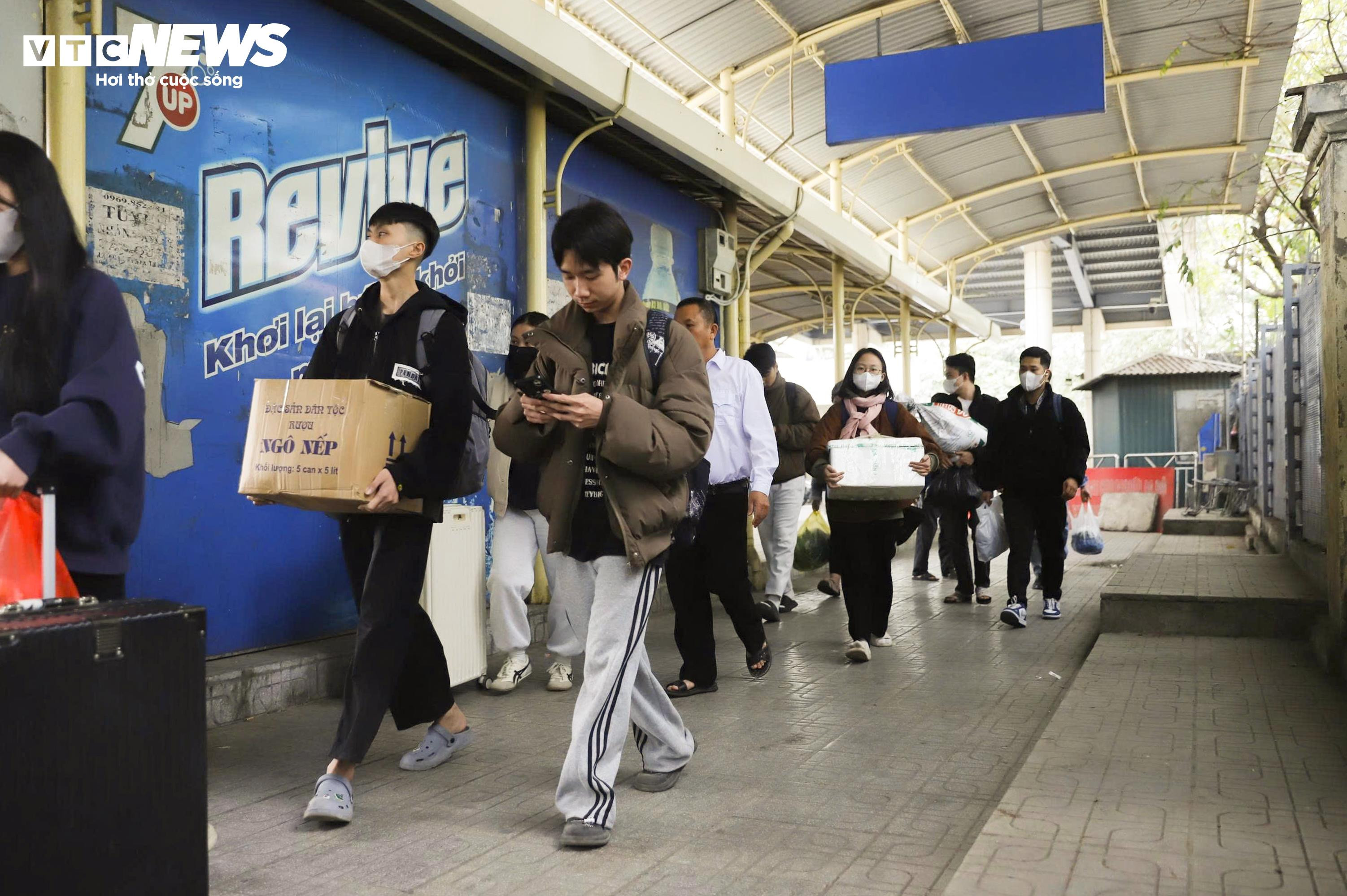 Ngày cuối nghỉ Tết Dương lịch, người dân lỉnh kỉnh bê quà quê trở lại Hà Nội - 12