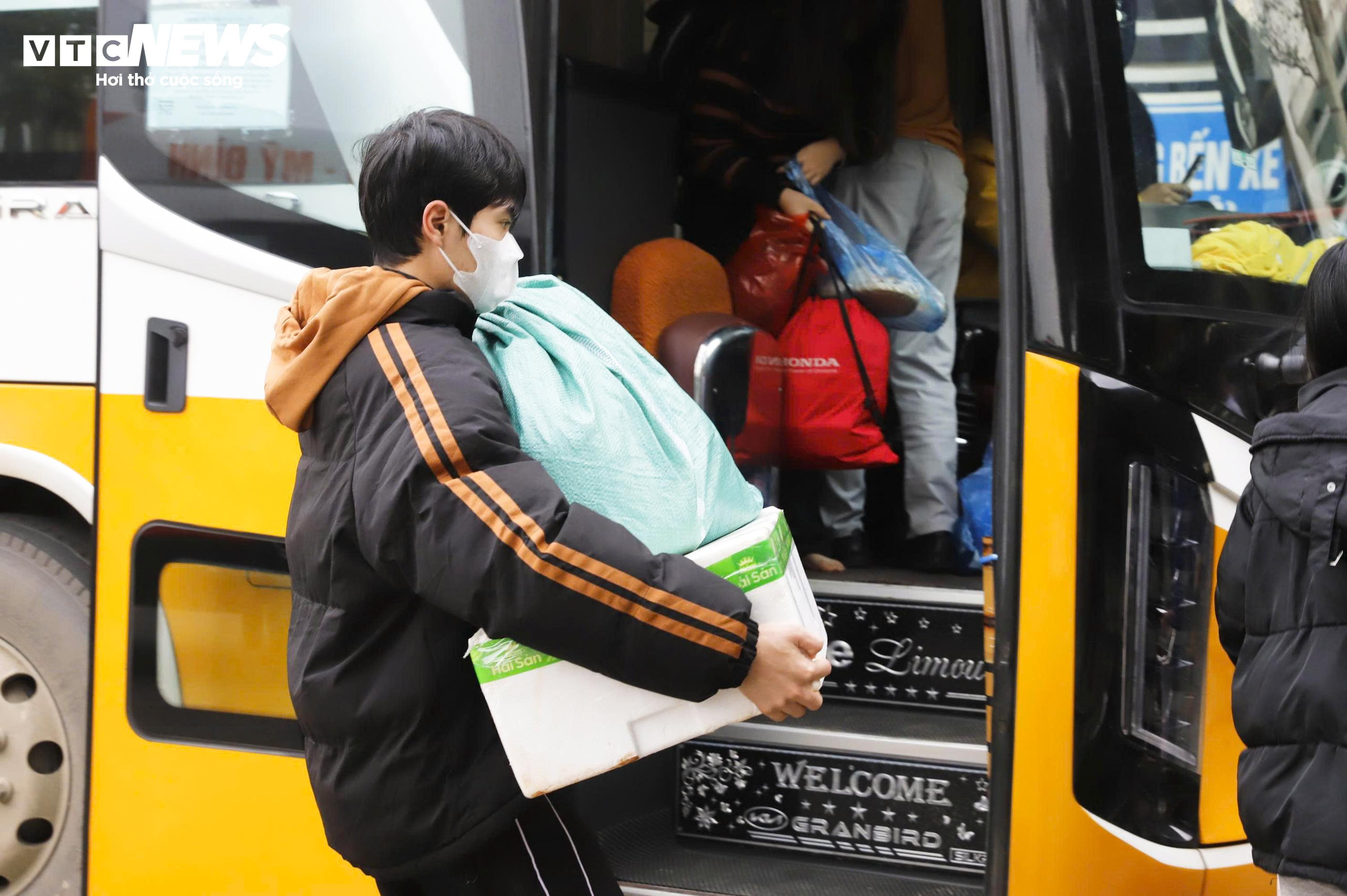 Ngày cuối nghỉ Tết Dương lịch, người dân lỉnh kỉnh bê quà quê trở lại Hà Nội - 13