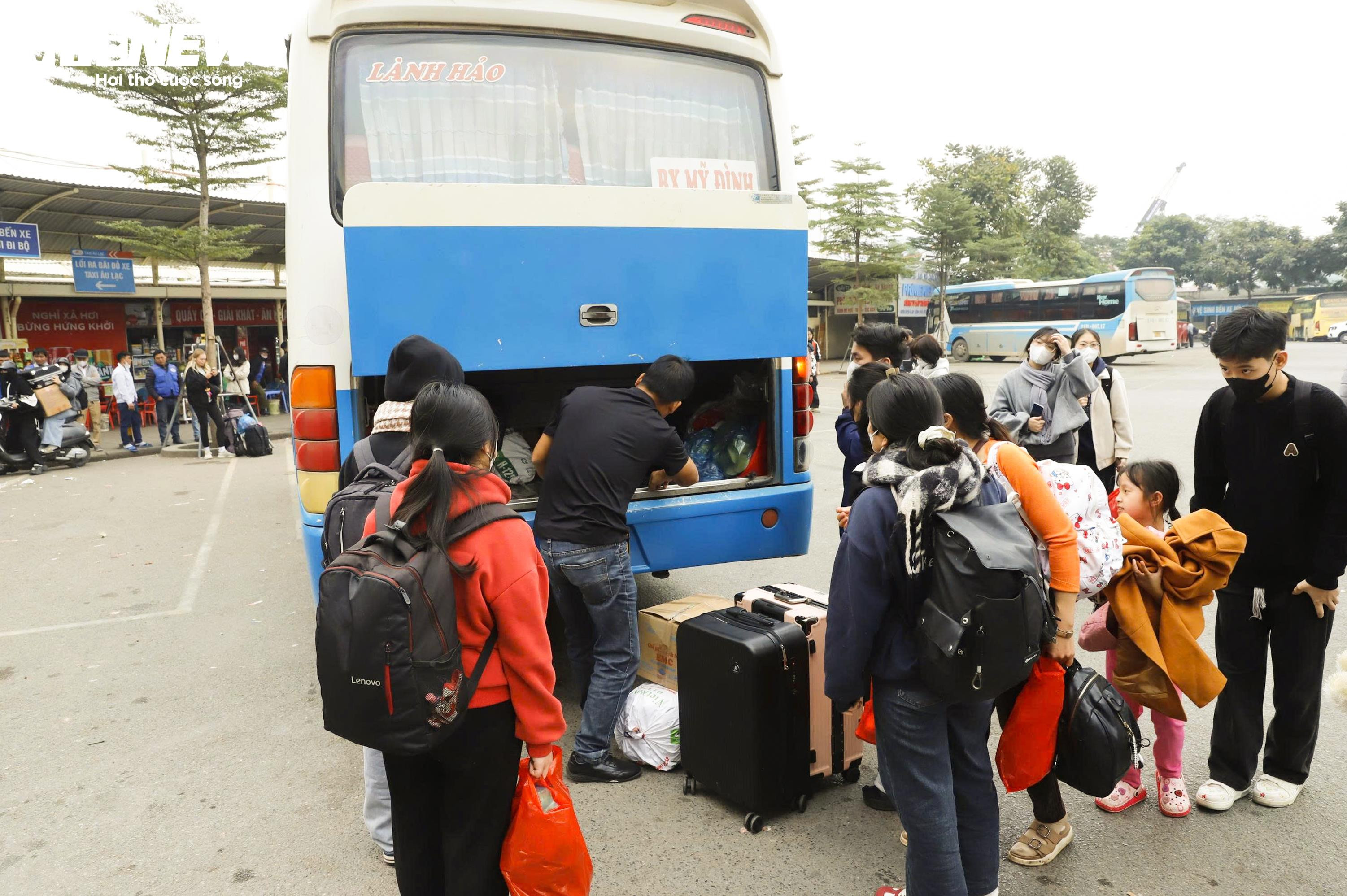 Ngày cuối nghỉ Tết Dương lịch, người dân lỉnh kỉnh bê quà quê trở lại Hà Nội - 14