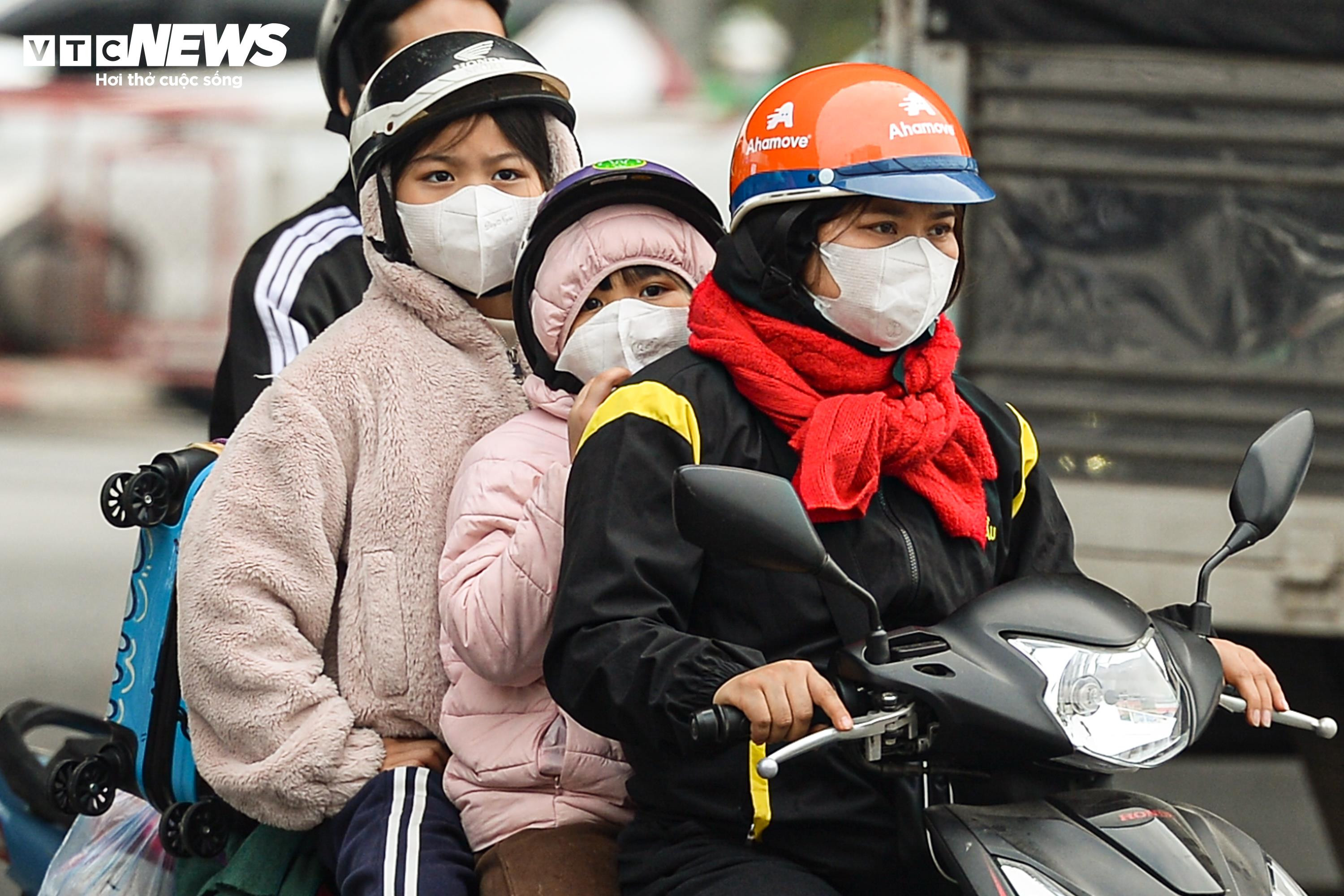 Ùn tắc sau nghỉ lễ: Trẻ em mệt mỏi ngủ gục trên lưng bố mẹ khi trở lại Thủ đô - 8