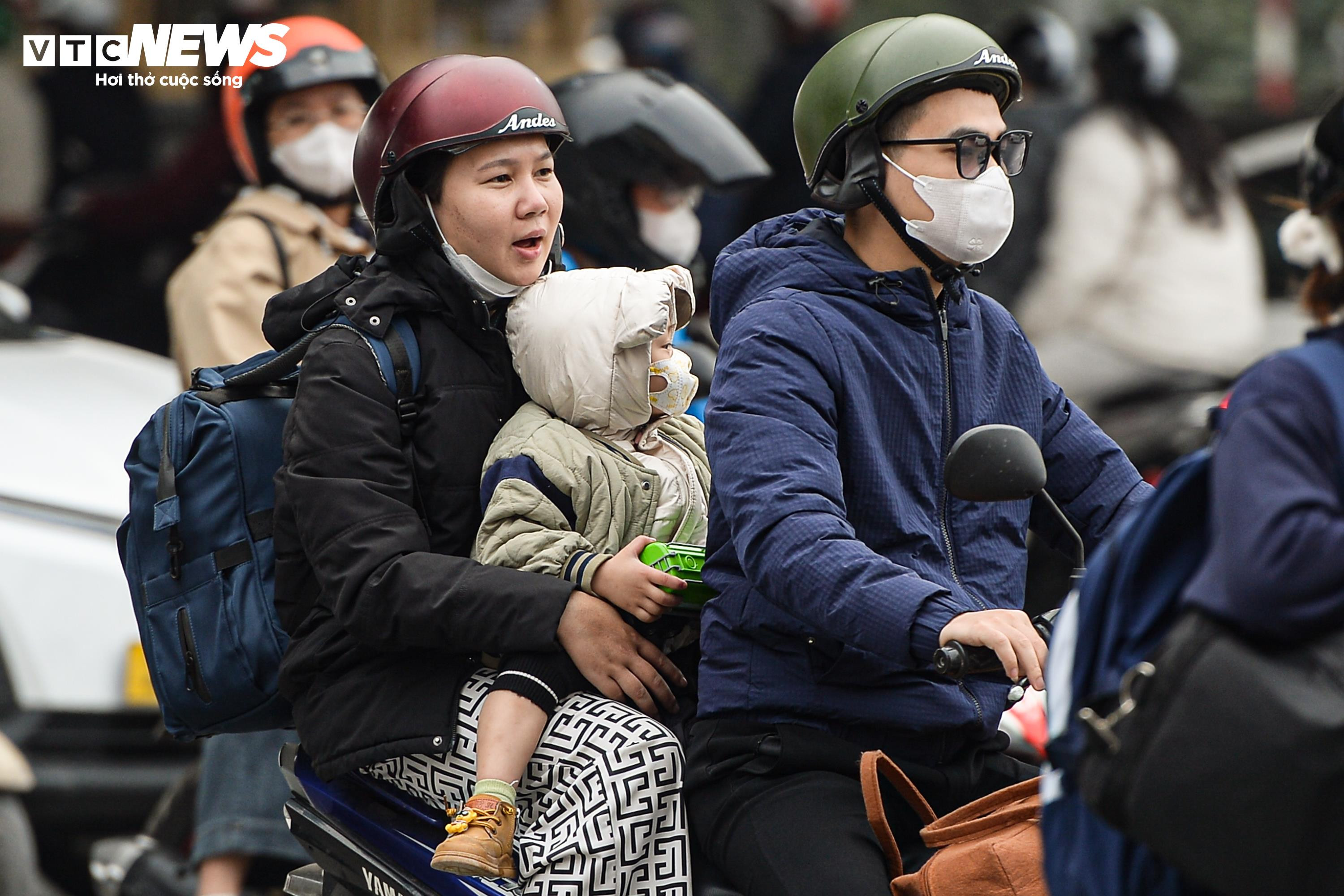 Ùn tắc sau nghỉ lễ: Trẻ em mệt mỏi ngủ gục trên lưng bố mẹ khi trở lại Thủ đô - 9