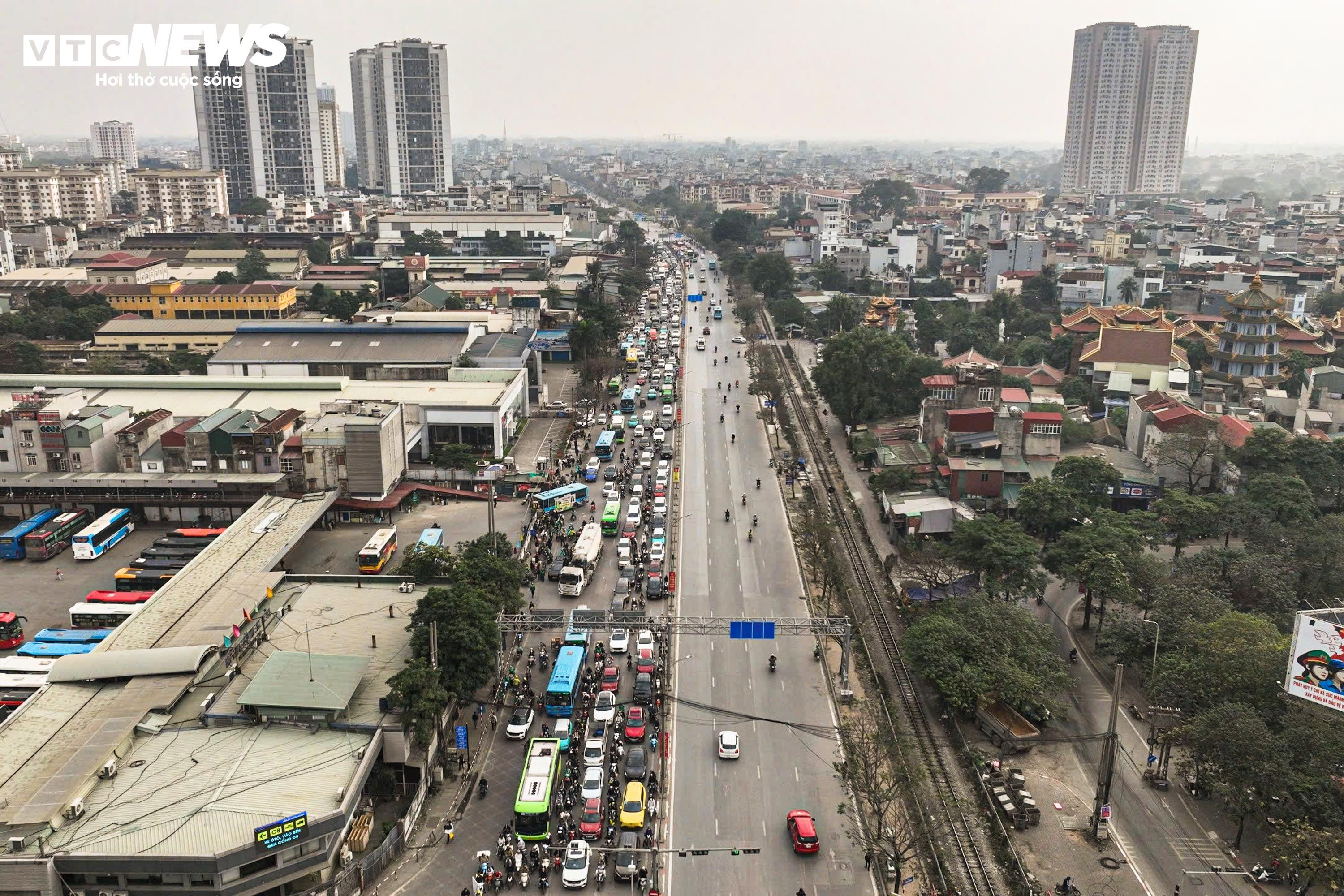 Ùn tắc sau nghỉ lễ: Trẻ em mệt mỏi ngủ gục trên lưng bố mẹ khi trở lại Thủ đô - 1
